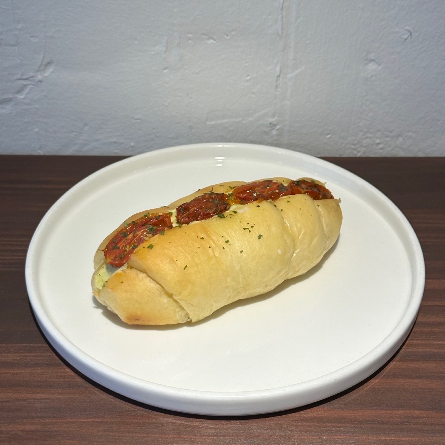 바질 토마토 크림치즈 소금빵