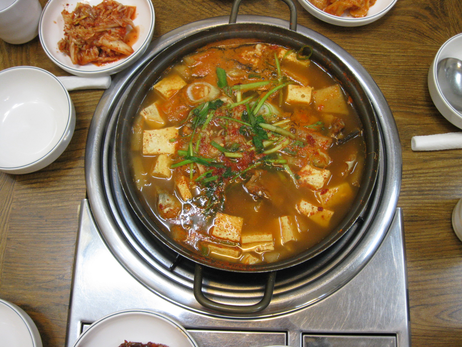 얼큰한 매운탕 백반