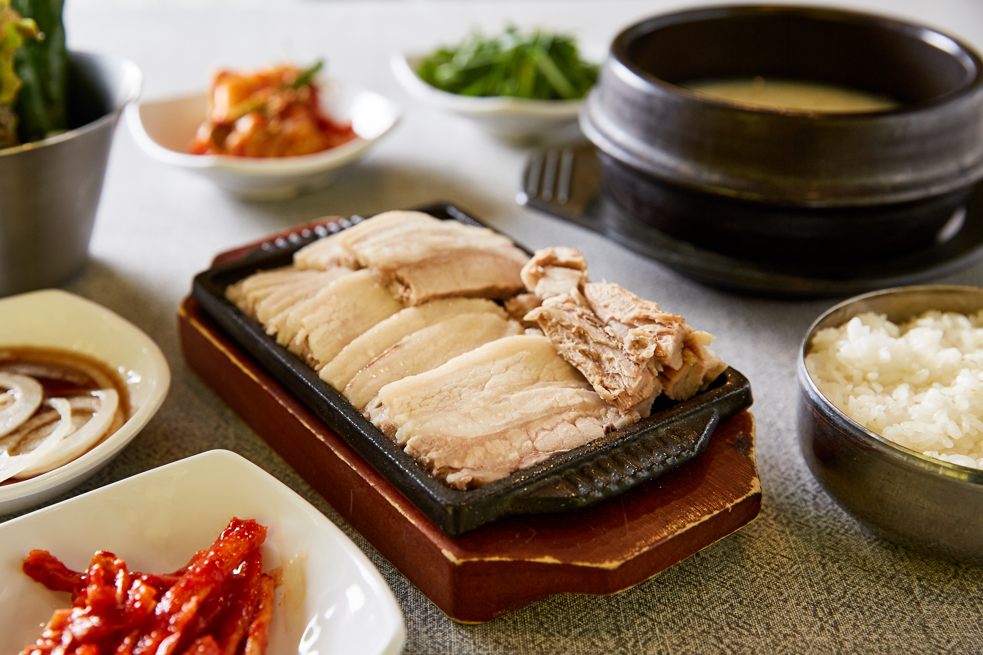 수육백반