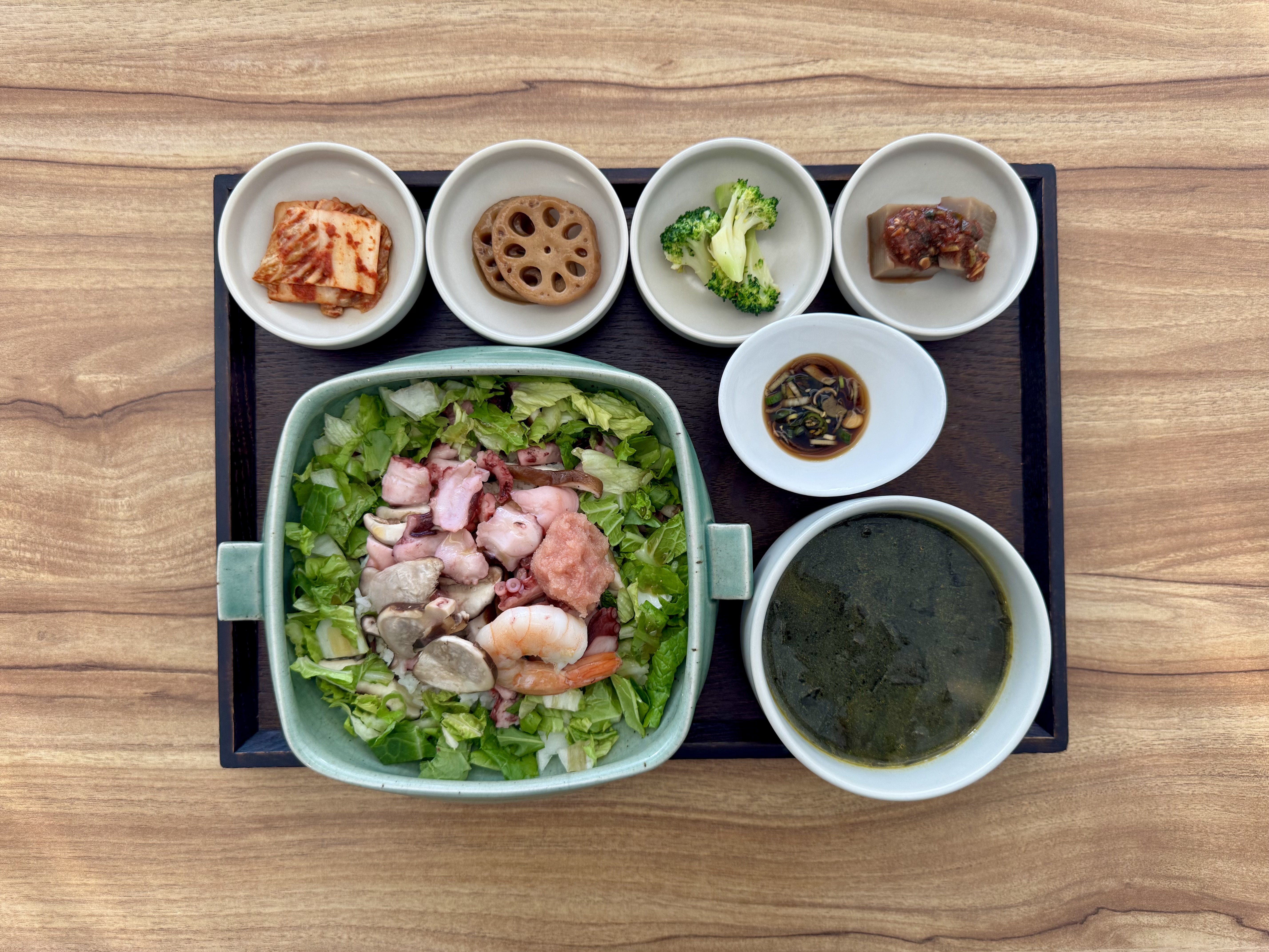 문어,새우 올린 참송이버섯밥