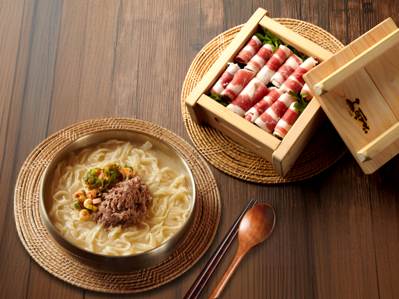 [시그니처] 한우사골칼국수 +소고기편백찜 정식