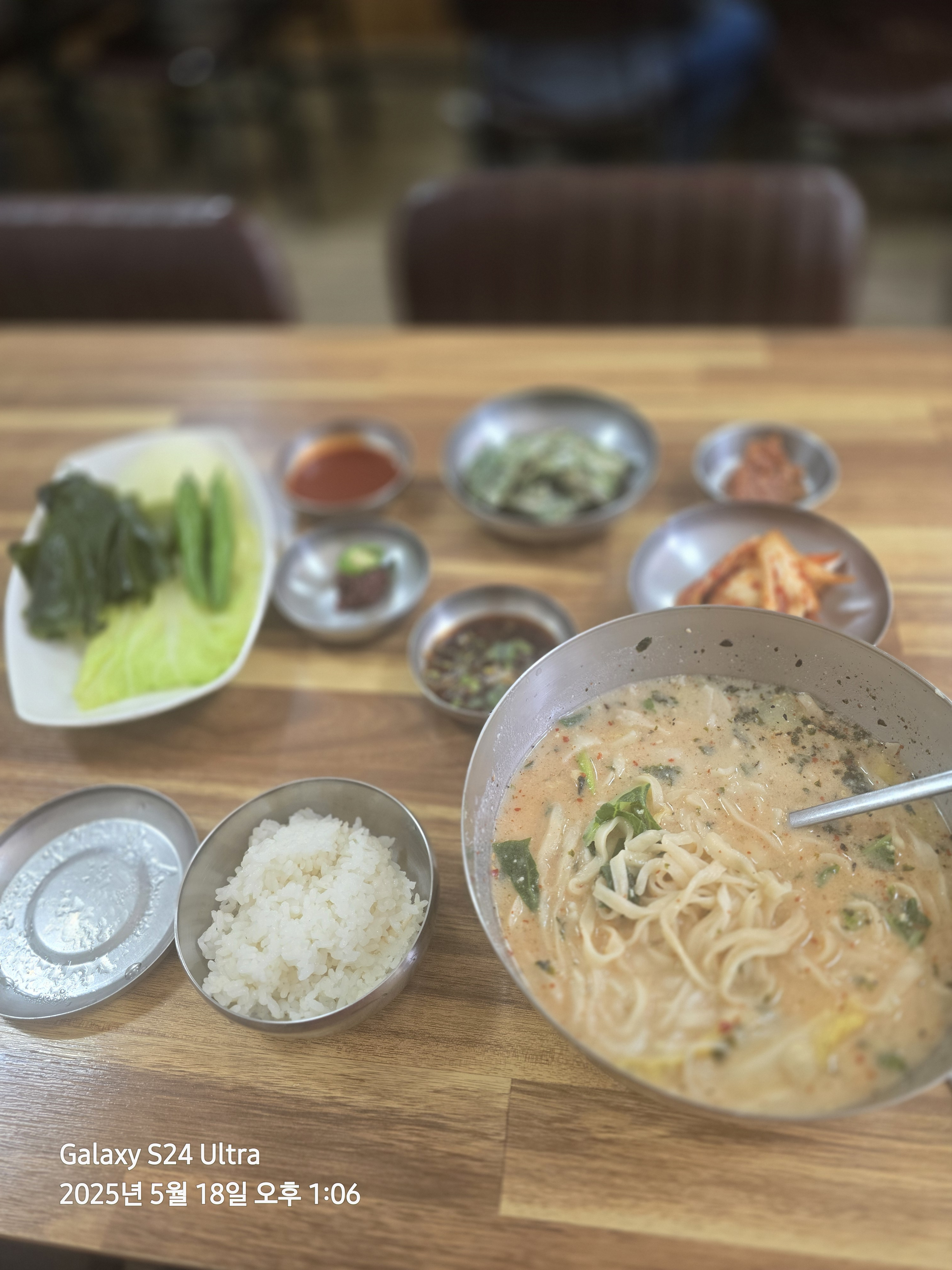 Wangkalguksubossam (왕칼국수보쌈) 2