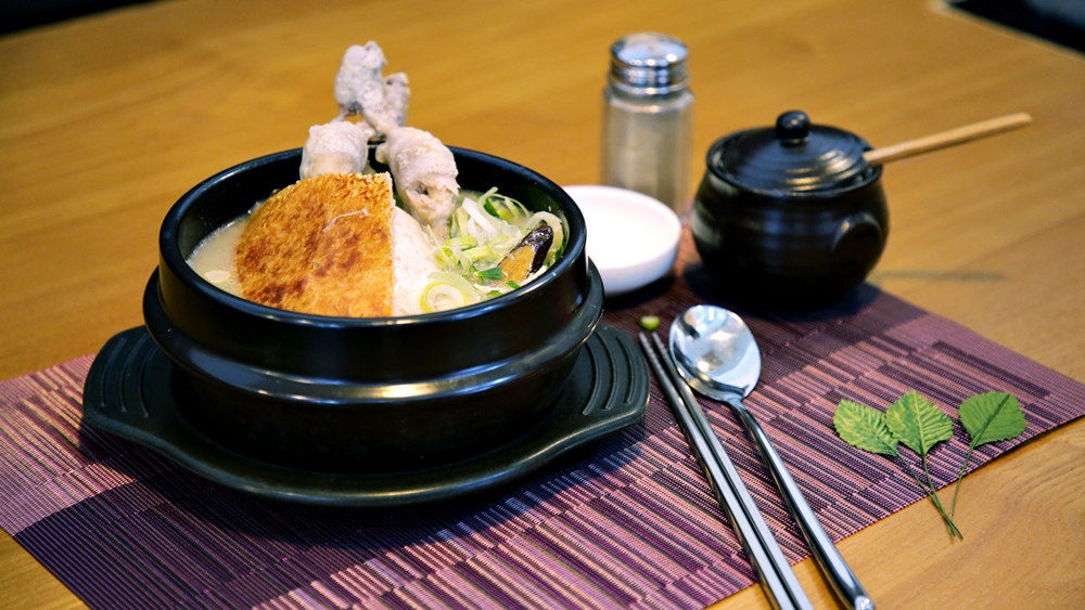 Iucheolhanbangnurungjisamgyetang (이우철한방누룽지삼계탕) 1