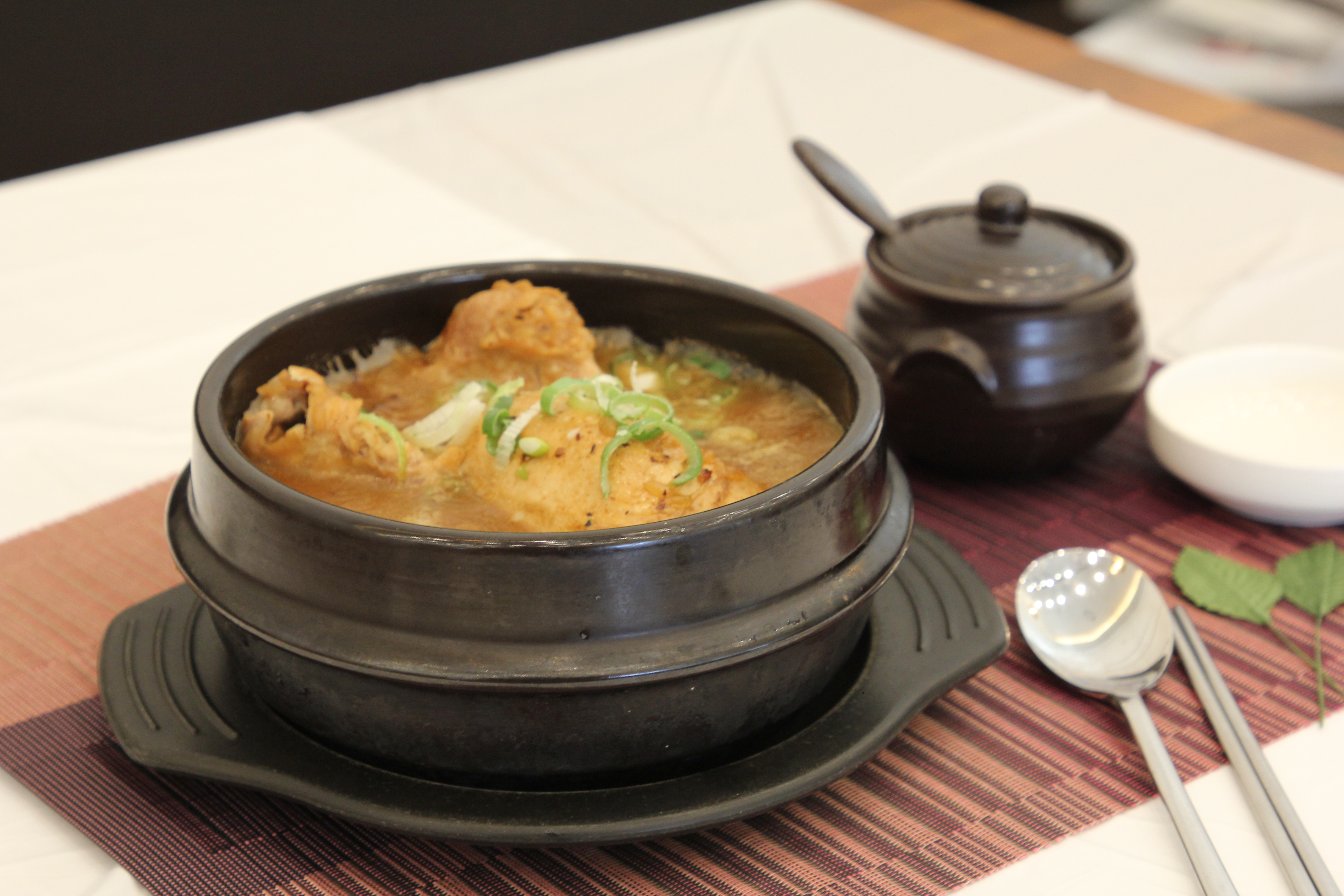 Iucheolhanbangnurungjisamgyetang (이우철한방누룽지삼계탕) 2