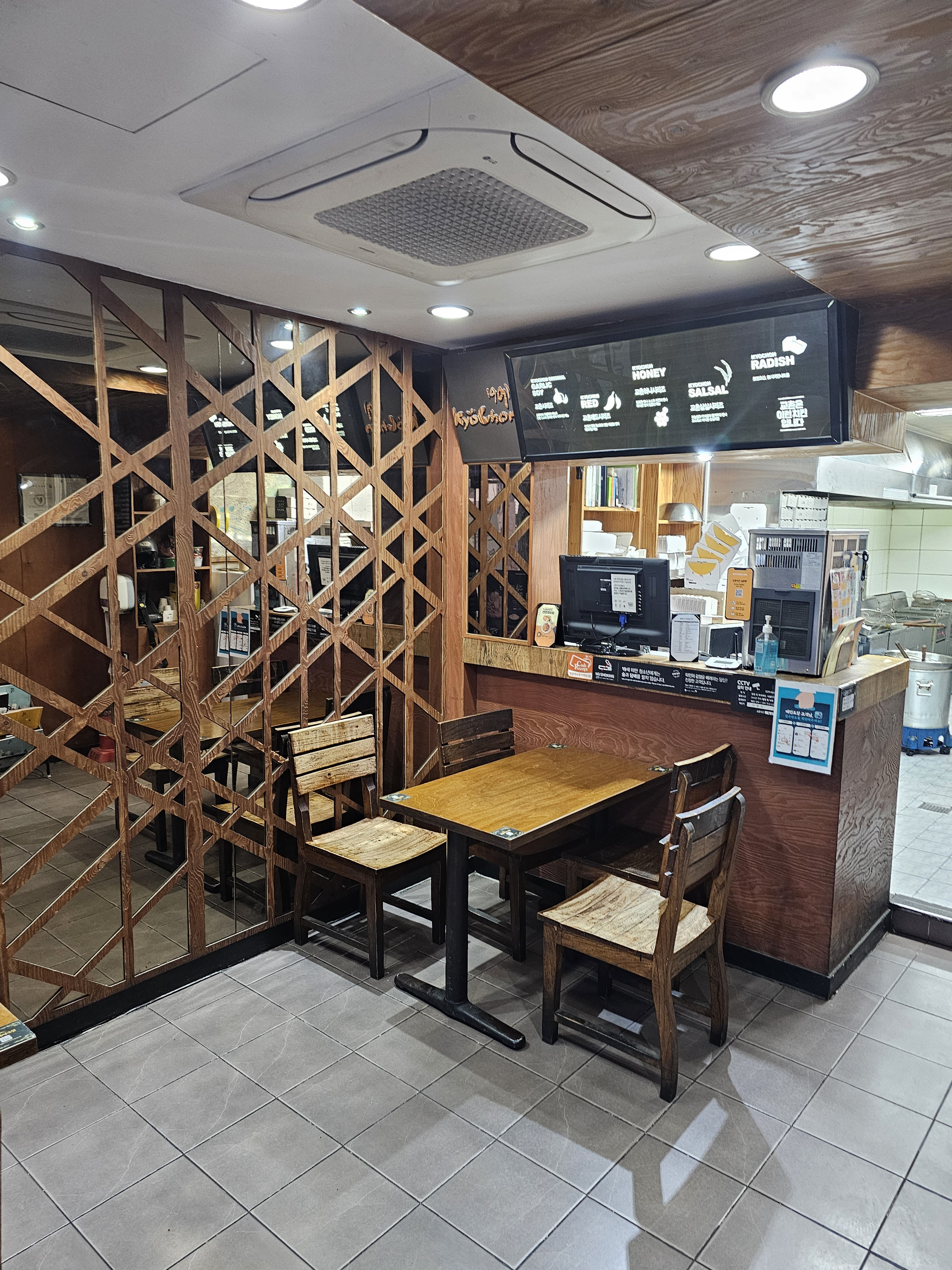 교촌치킨 철산1호점 사진 2