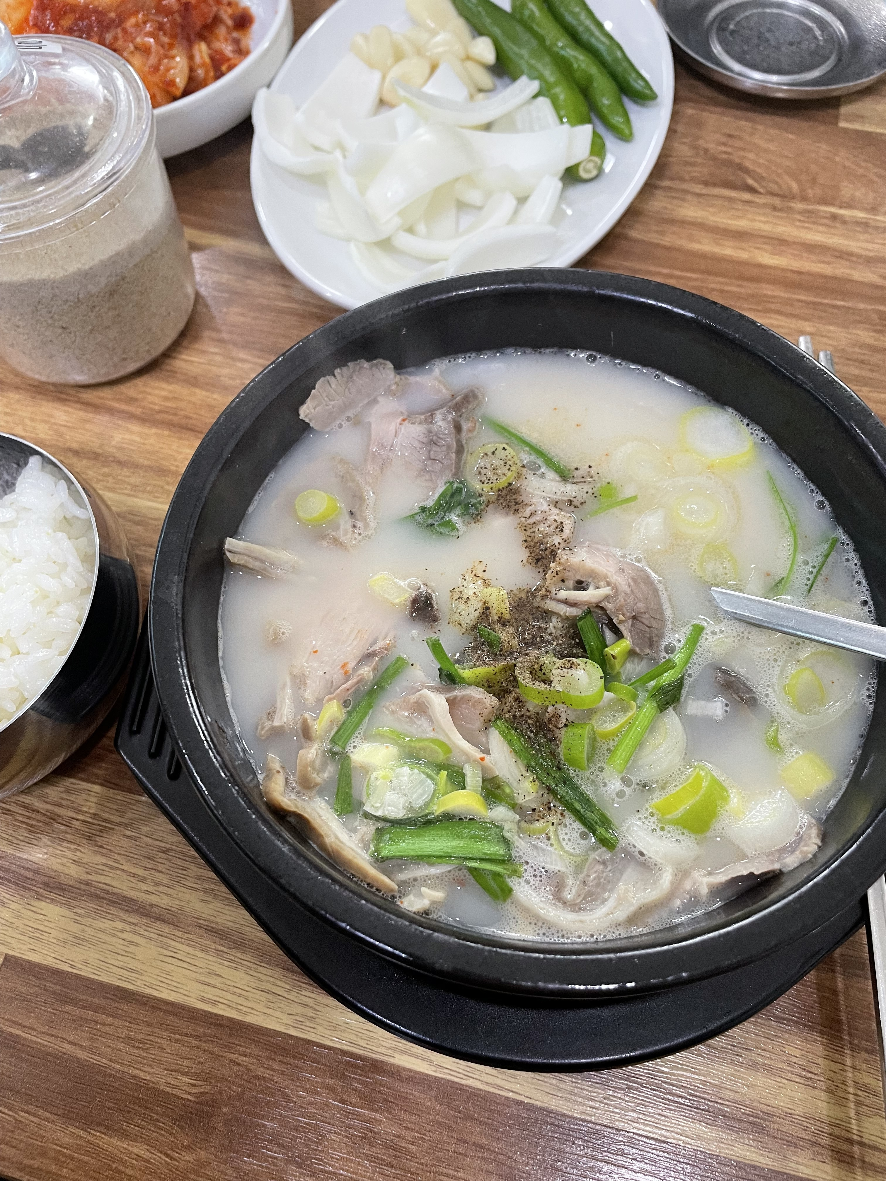 Anseongdwaejigukbap (안성돼지국밥) 2