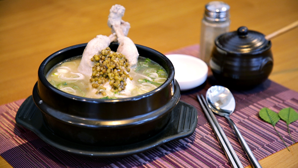 Iucheolhanbangnurungjisamgyetang (이우철한방누룽지삼계탕) 3
