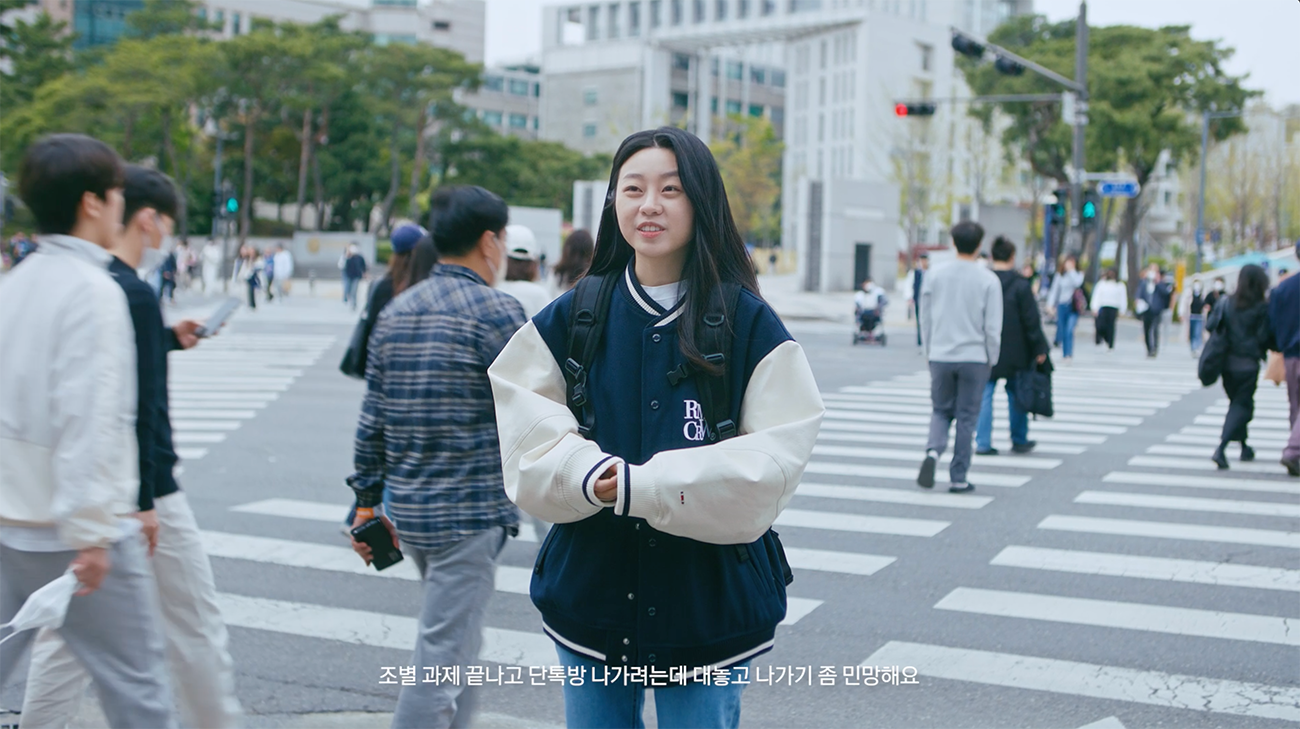 인터뷰하는 대학생, 조별과제 끝나고 단톡방 나가려는데 대놓고 나가기 좀 민망해요