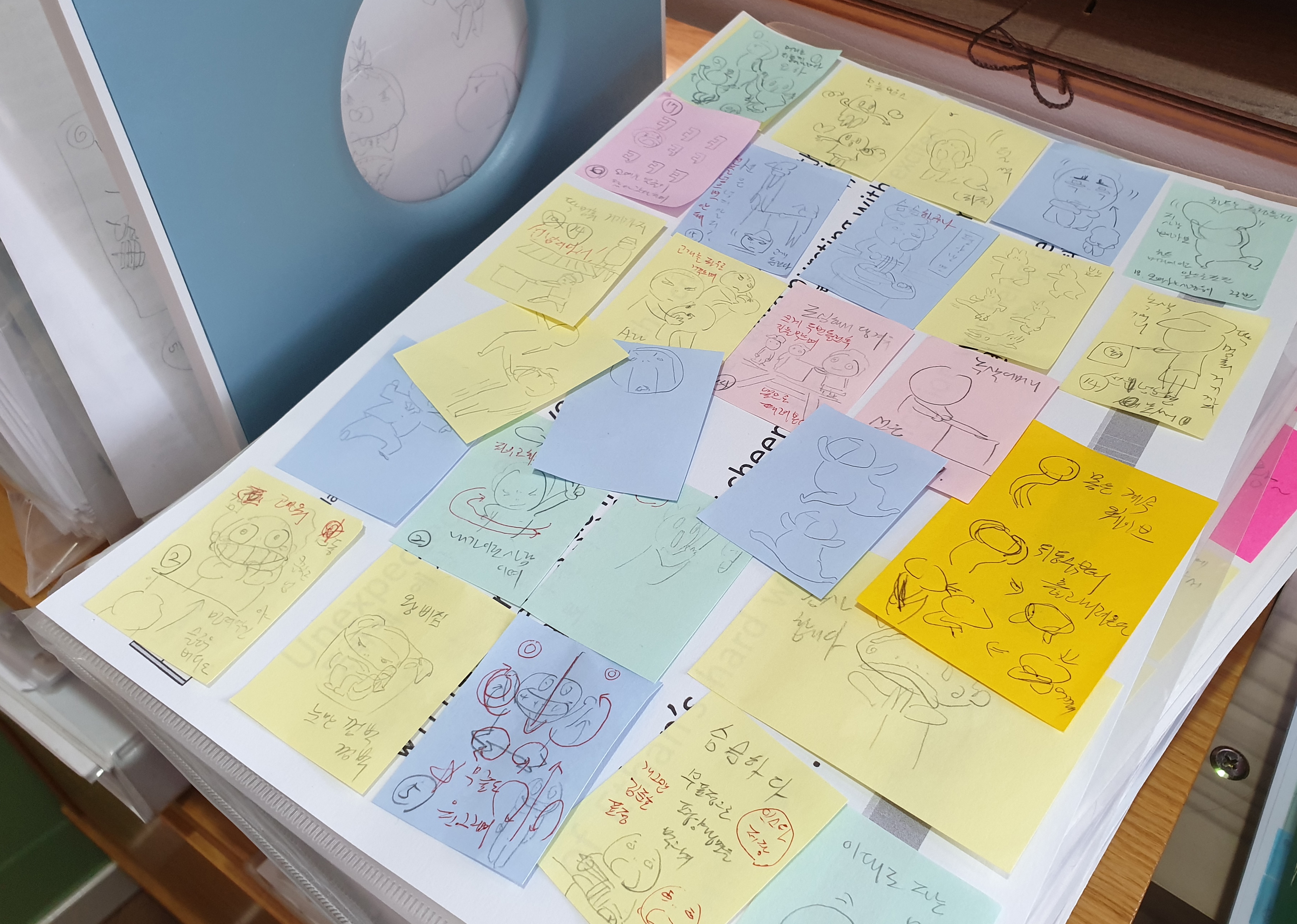 아포이 작가가 떠오르는 아이디어를 놓치지 않기 위해 포스트잇에 메모해 둔 것을 모아놓았다.