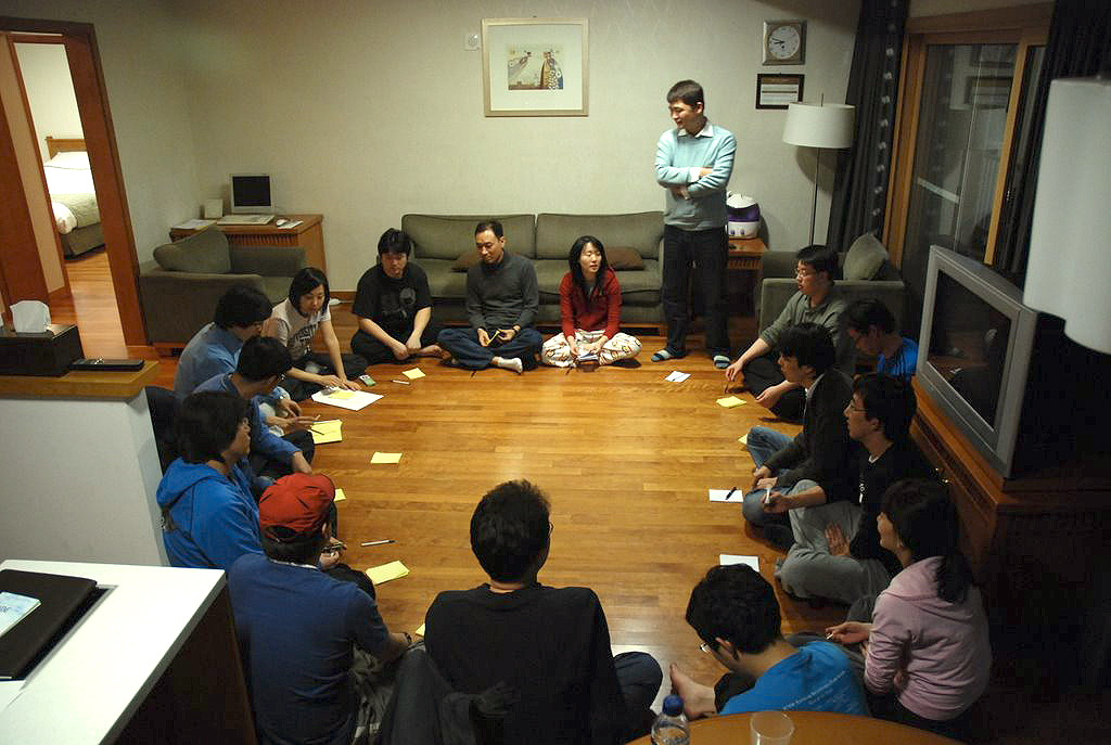 2009년 겨울, 카카오톡 출시를 앞두고 전 직원이 참여한 강원도 홍천 워크샵. 김범수 의장을 비롯한 구성원들이 숙소에 둘러 앉아 회의를 하고 있다.