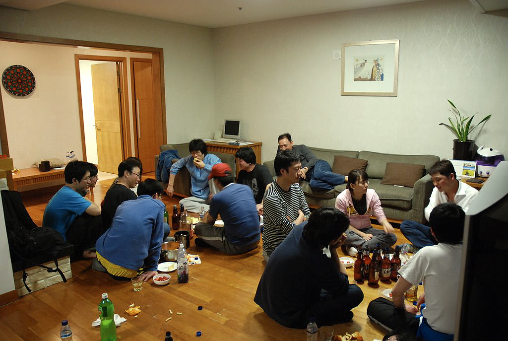 2009년 겨울, 카카오톡 출시를 앞두고 전 직원이 참여한 강원도 홍천 워크샵. 회의를 마친 구성원들이 자유롭게 둘러 앉아 술을 마시고 있다.