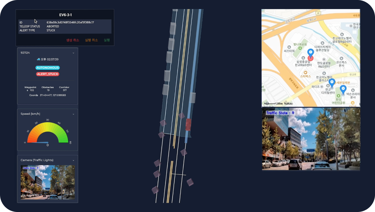 카카오모빌리티 자율주행 관제 센터에서 자율 주행 차량이 운행이 어려워진 상황이 생겼을 때 원격 제어를 하는 과정이 표현되어 있다. 화면에는 관제센터에 지시를 따른 차량의 이동 방향과 차량의 상태가 표시된다.
