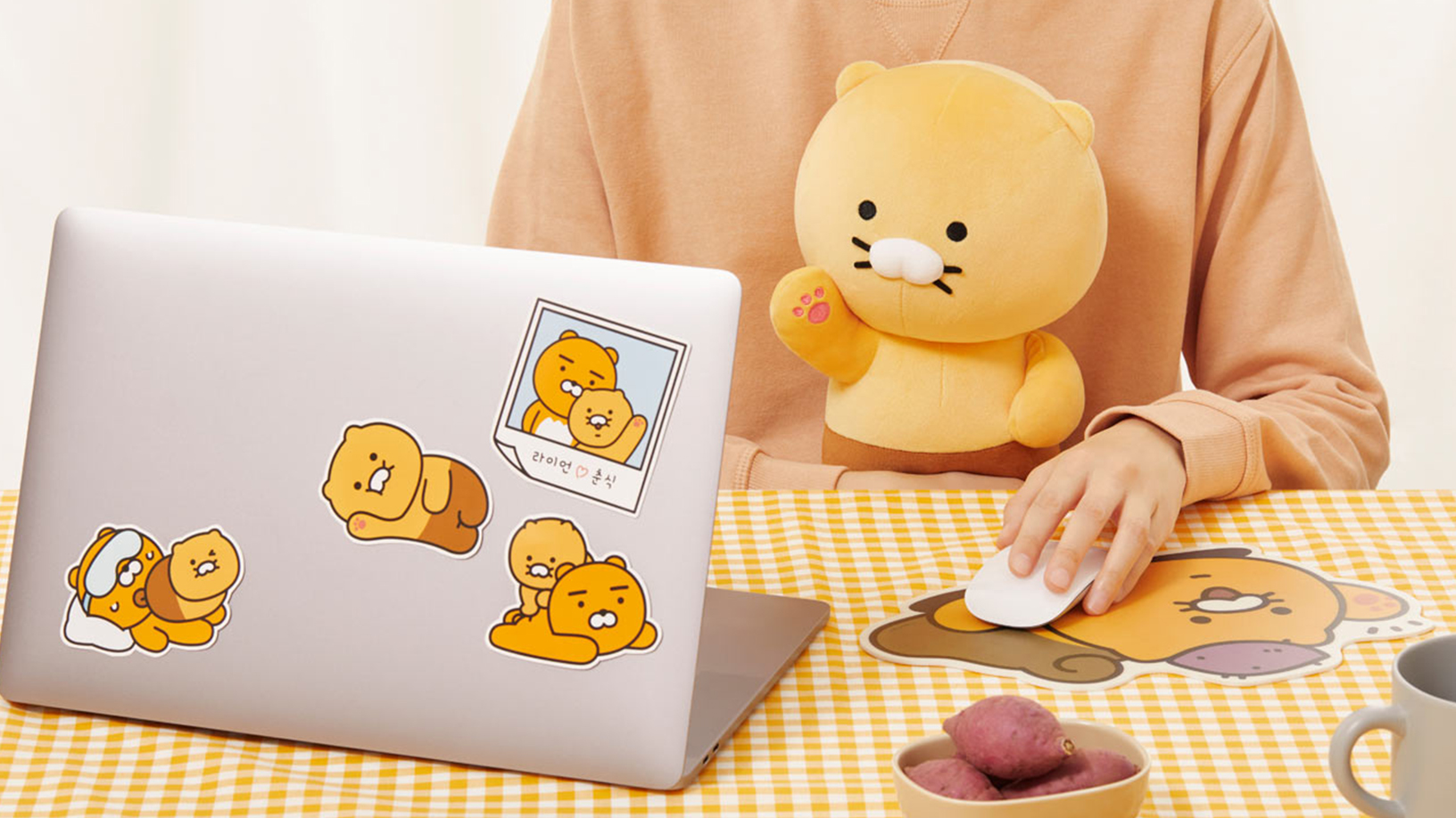 노트북에 붙여져있는 카카오프렌즈 스티커