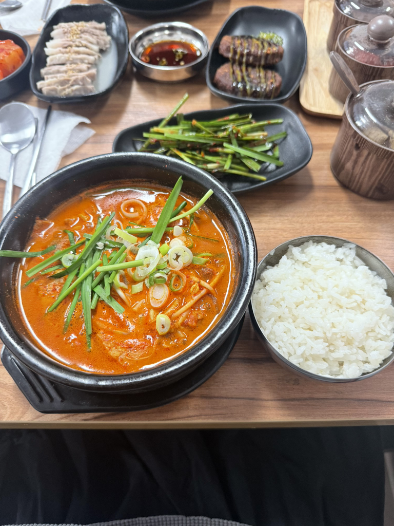 영천얼큰돼지국밥 경주역점 대표 사진