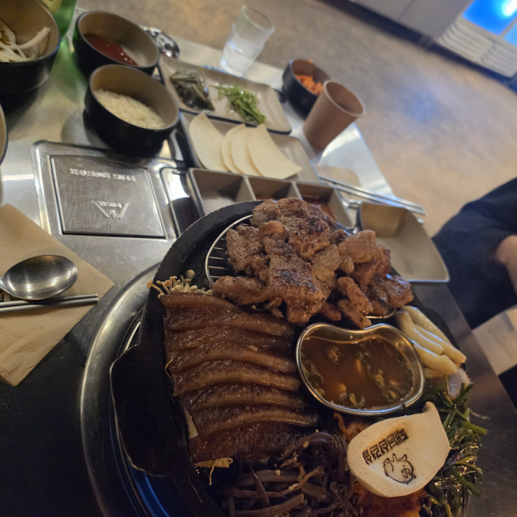 돼봉삼겹살 대학로점