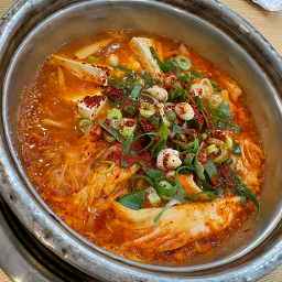 홍대 원조 양푼김치찌개 대표 사진