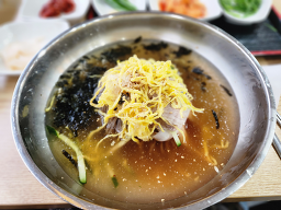 육뚝배기국밥막국수 만덕본점 사진 4