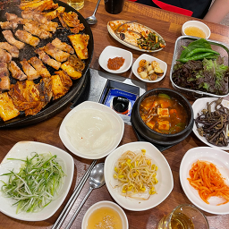 달맞이솥뚜껑김치삼겹살 대표 사진