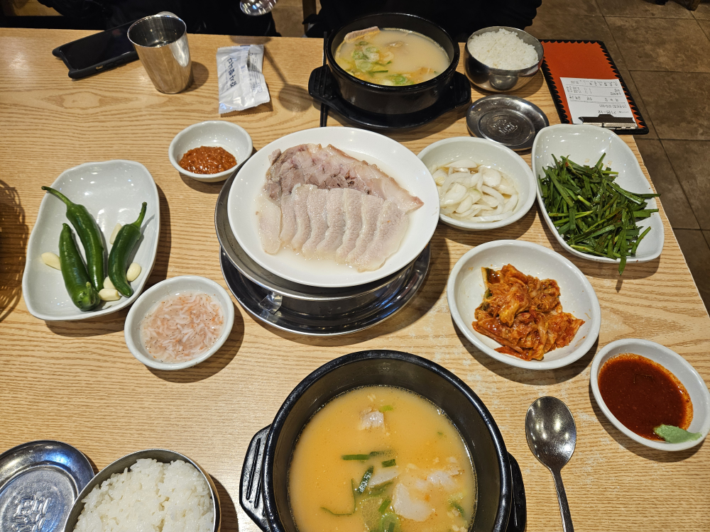 쌍둥이돼지국밥 본점 사진 8