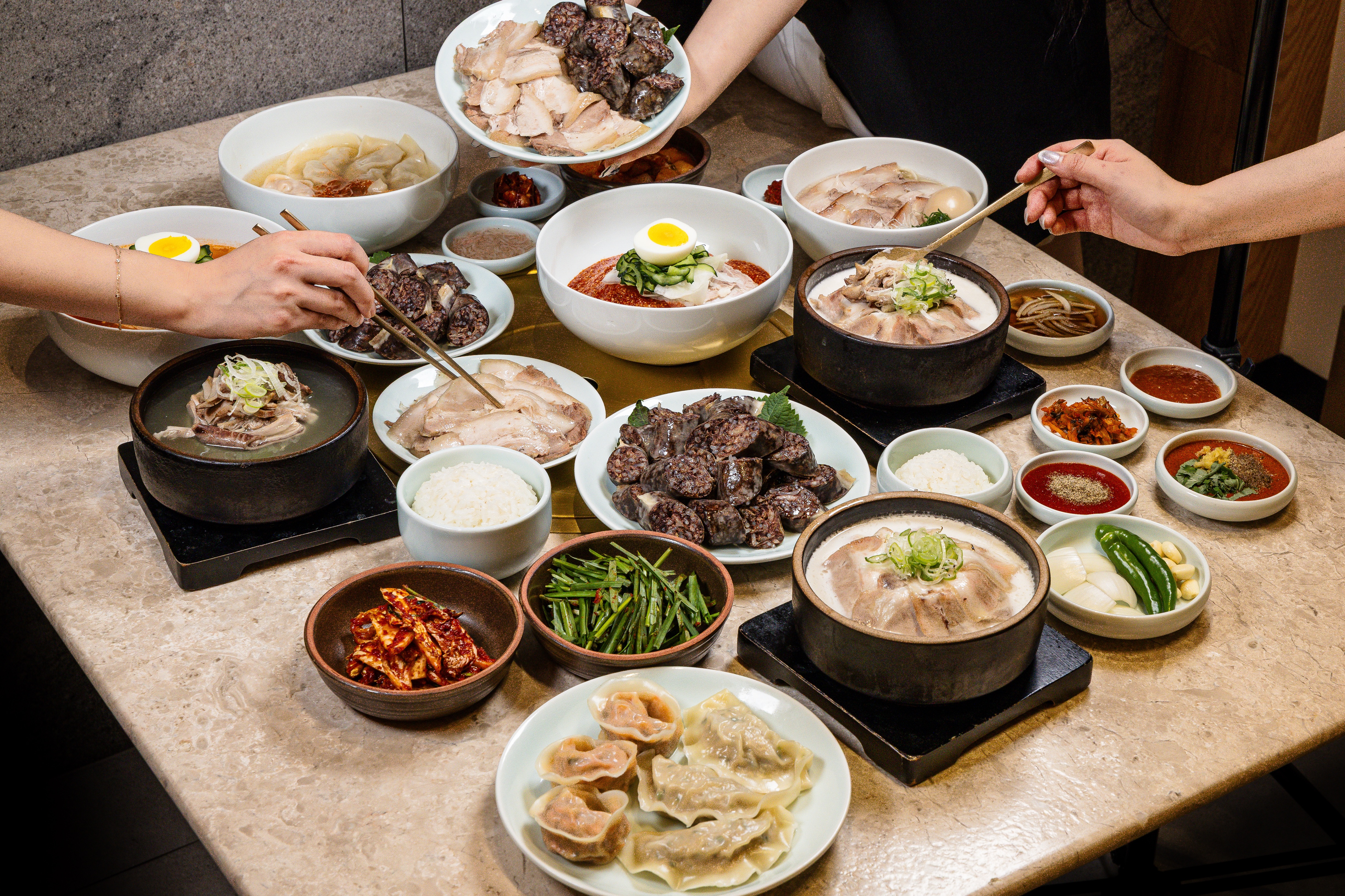 Geodaedwaejigukbap (거대돼지국밥) 2