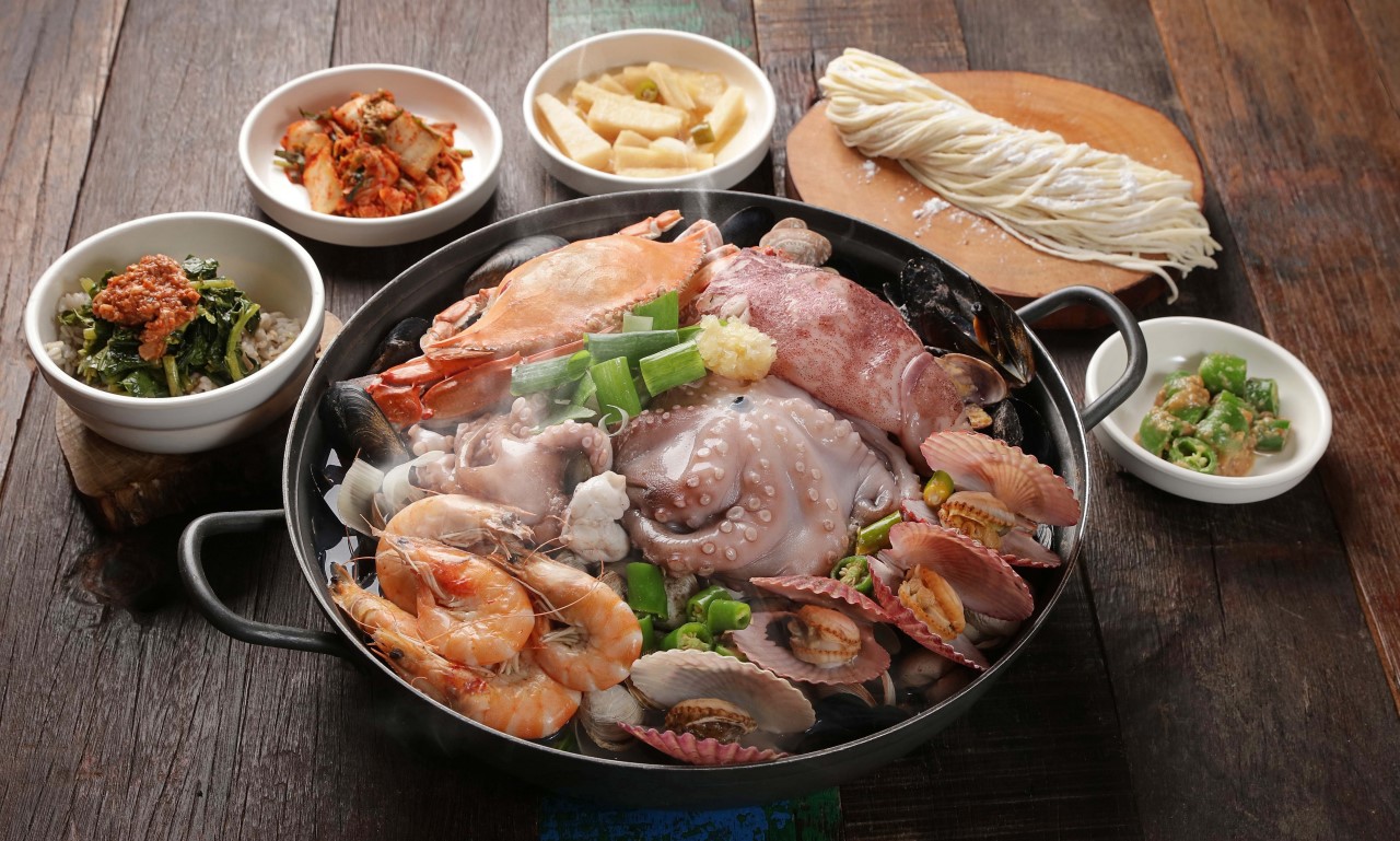 Haemulwangchangkalguksu (해물왕창칼국수) 3