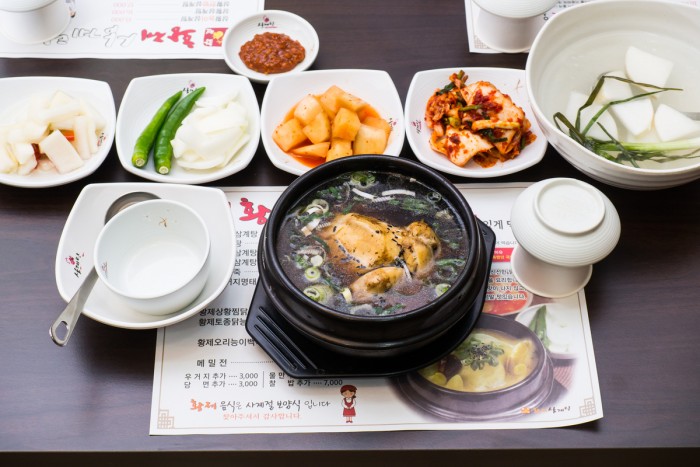 Hwangjesanghwangbeoseotsamgyetang (황제상황버섯삼계탕) 1