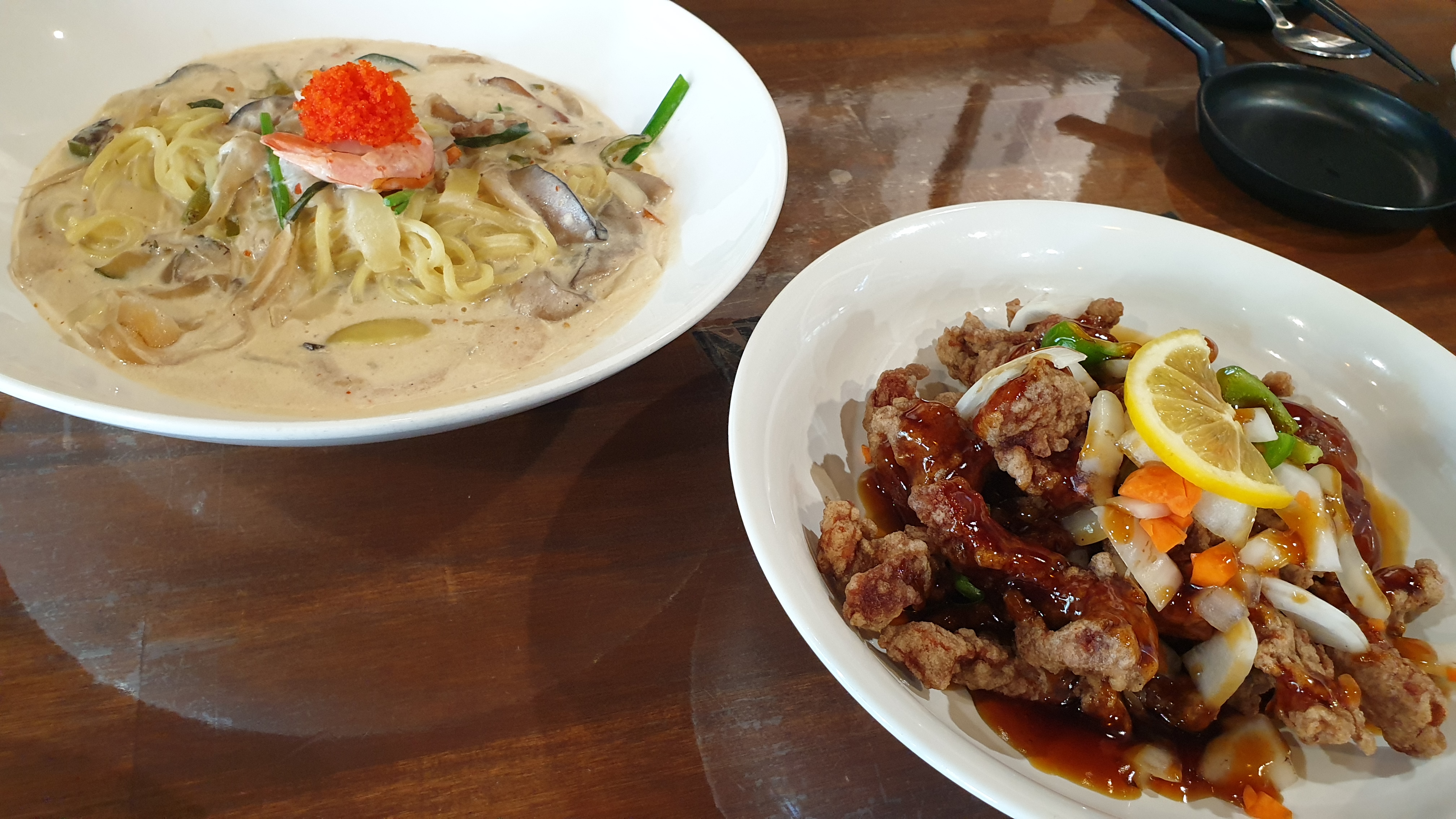 Beullaekseuwanjjamppongkape (블랙스완짬뽕카페) 3