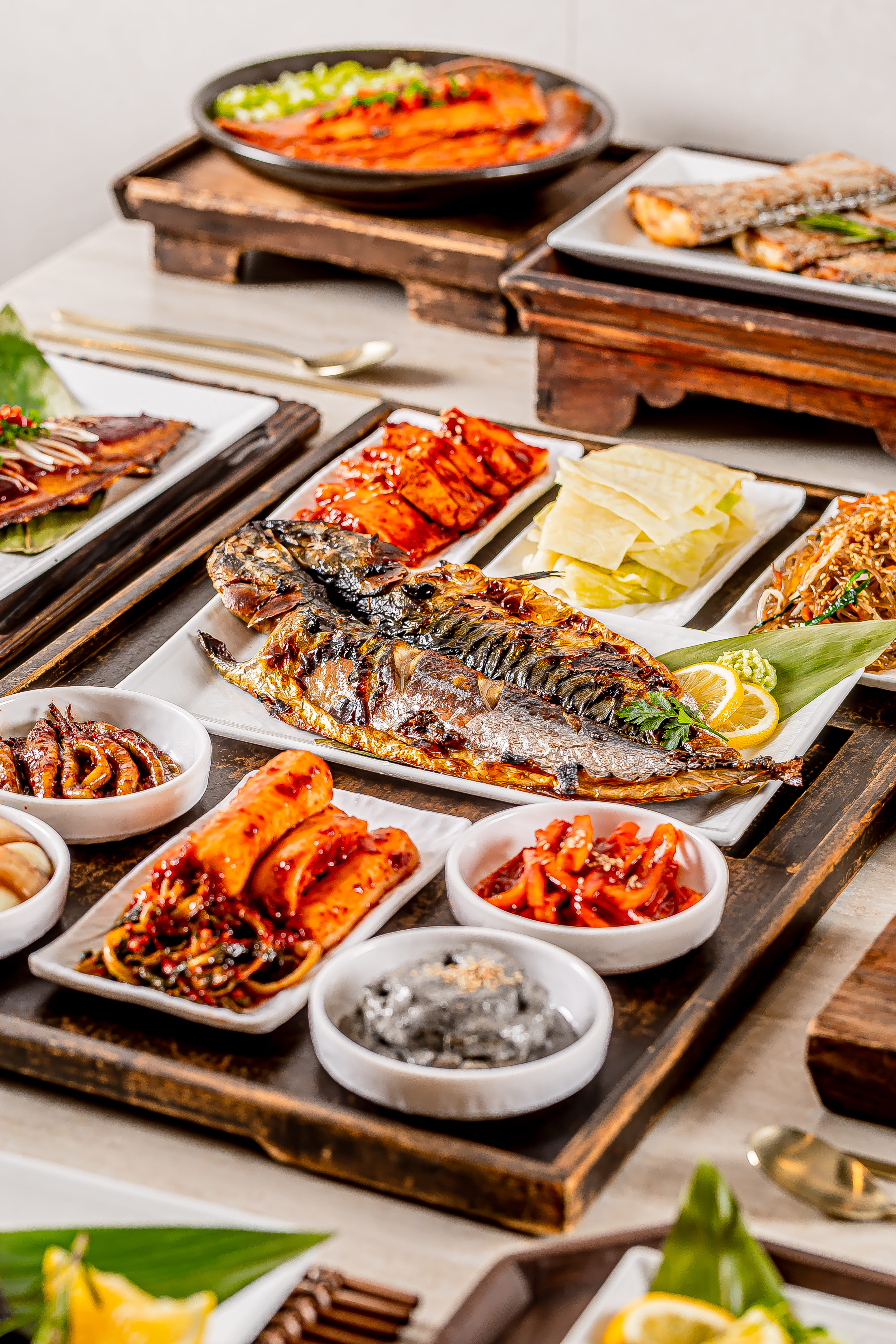 Busane tteun godeungeo sahajeom (부산에 뜬 고등어 사하점) 1