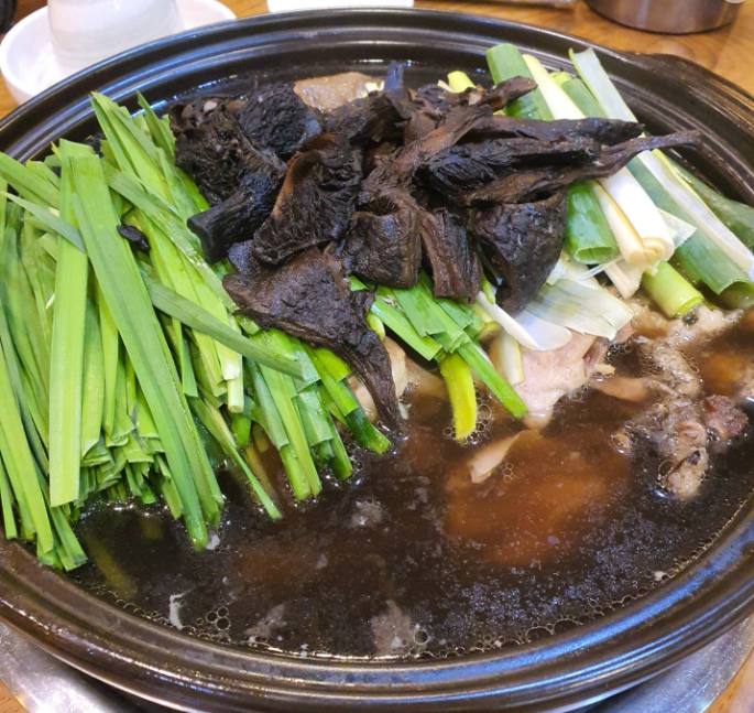 Neungibeoseotbaeksuk (능이버섯백숙) 2