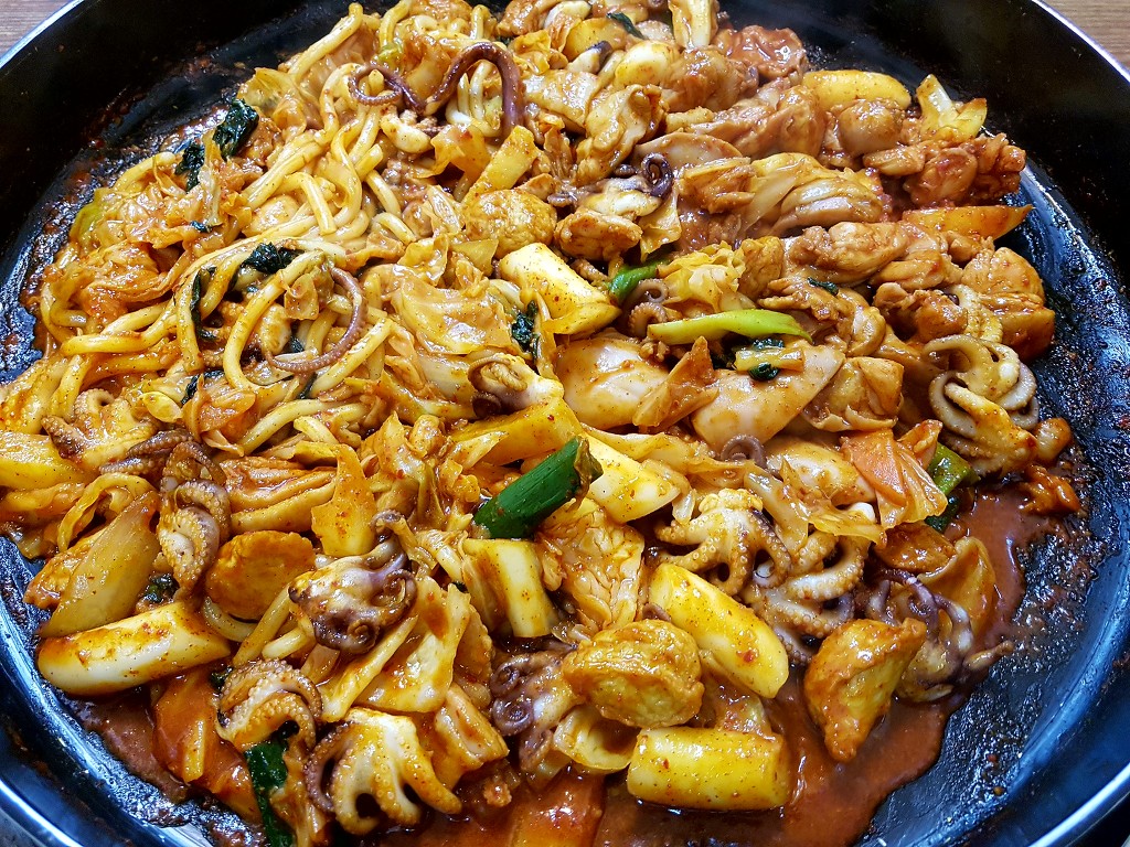 Samchongsadakgalbi (삼총사닭갈비) 2