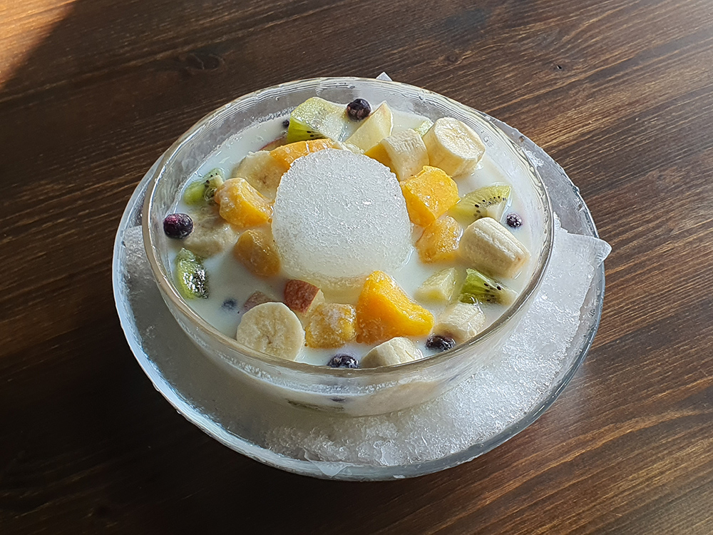 요구르트과일화채(fruit punch seasoned with yogurt)