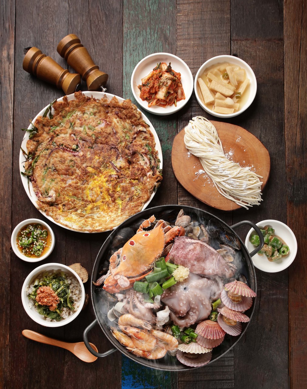 Haemulwangchangkalguksu (해물왕창칼국수) 1
