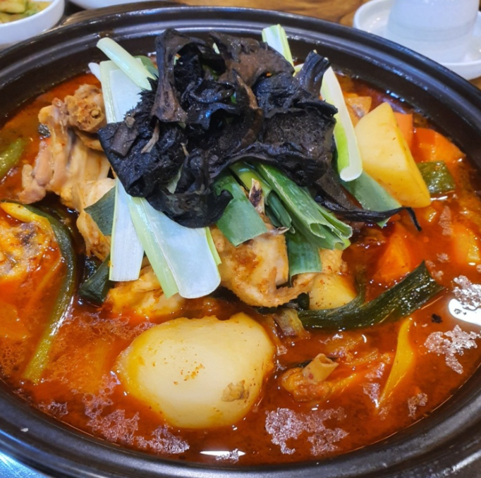 Neungibeoseotbaeksuk (능이버섯백숙) 3