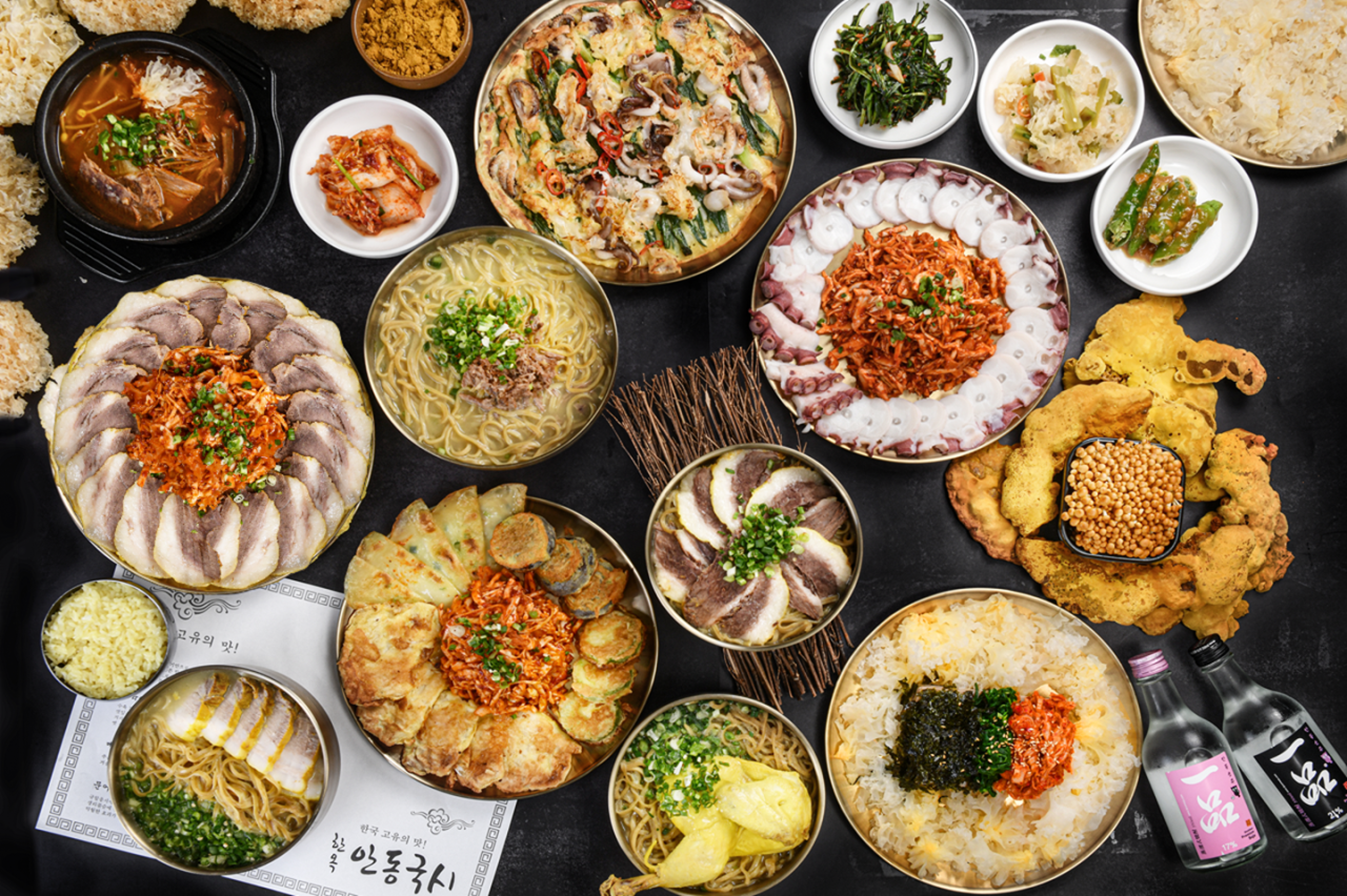 Boyangsik hasunok hwanggeumandongguksi (보양식 하순옥 황금안동국시) 1