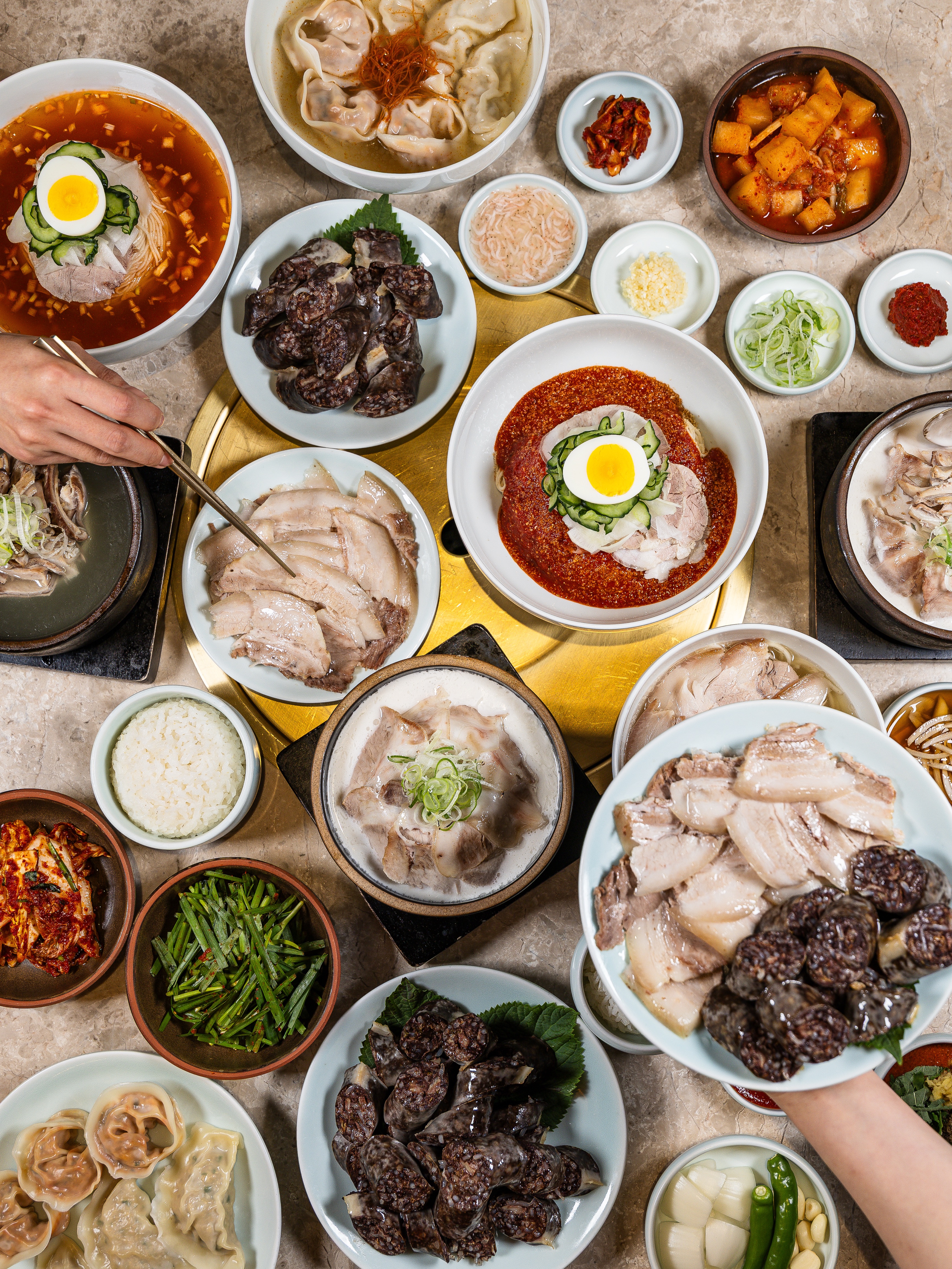 Geodaedwaejigukbap (거대돼지국밥) 1