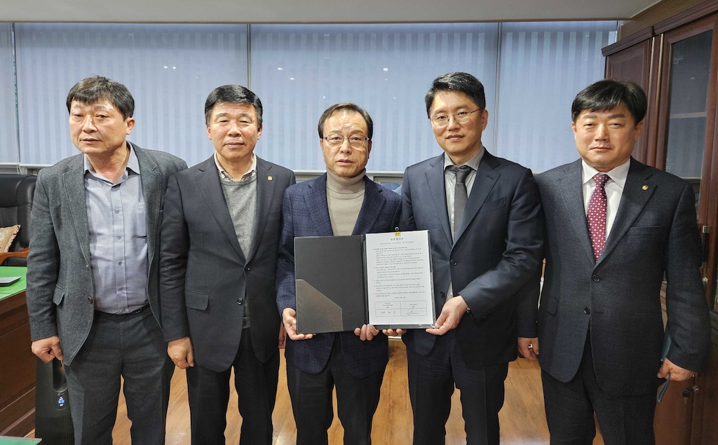 카카오모빌리티와 전국개인택시운송사업조합 연합회와 최종 합의를 마치고 기념 사진을 촬영하고 있는 모습입니다.