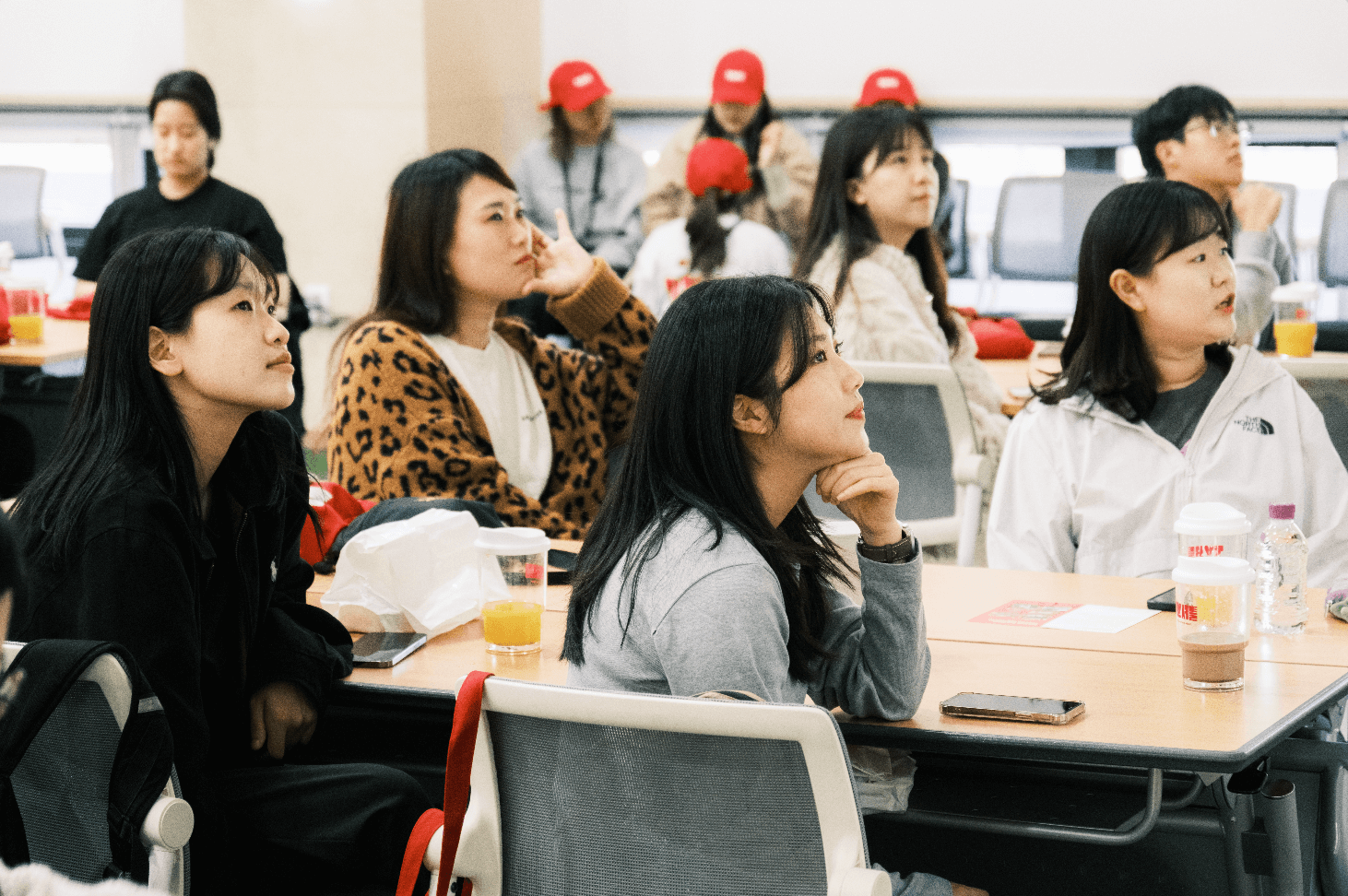 기버분들이 자리에 앉아 설채현 수의사님의 강연을 흥미롭게 듣고 있는 모습입니다.