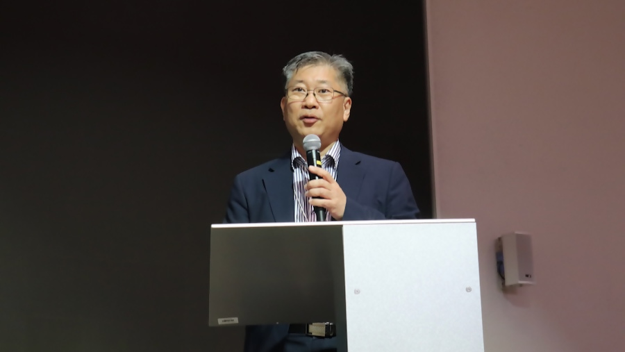 ITF 관계자분이 카카오모빌리티 관계자 분들을 바라보며 강연을 진행하고 있습니다.