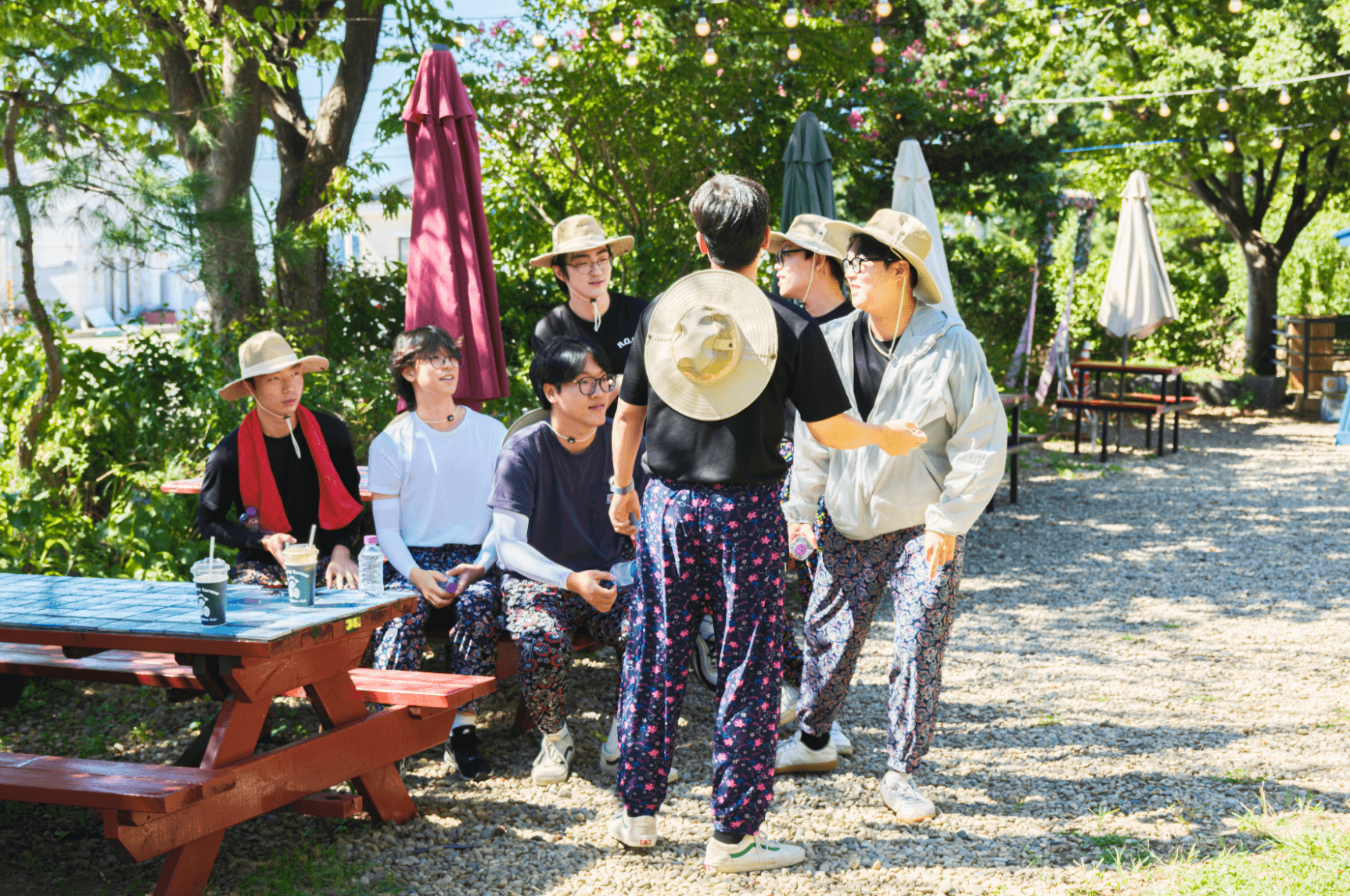 기버분들이 한 데 모여 즐겁게 이야기를 나누며 여유시간을 가지고 있는 모습입니다.