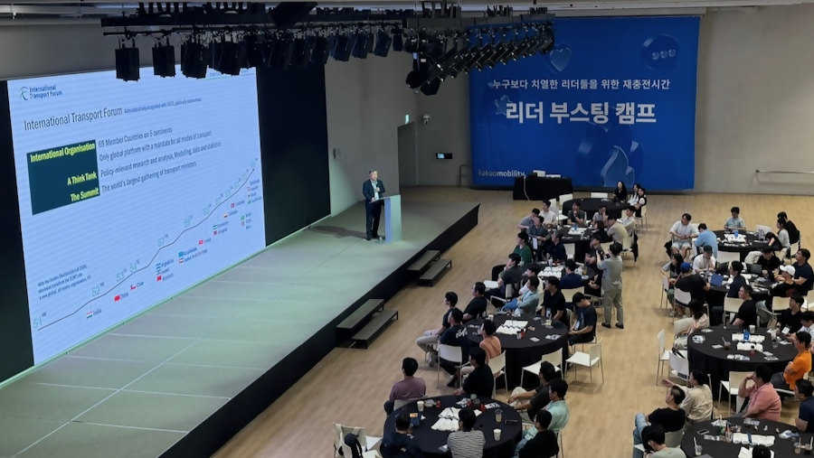 ITF 관계자분이 카카오모빌리티 관계자 분 앞에서 강연을 진행하고 있습니다.
