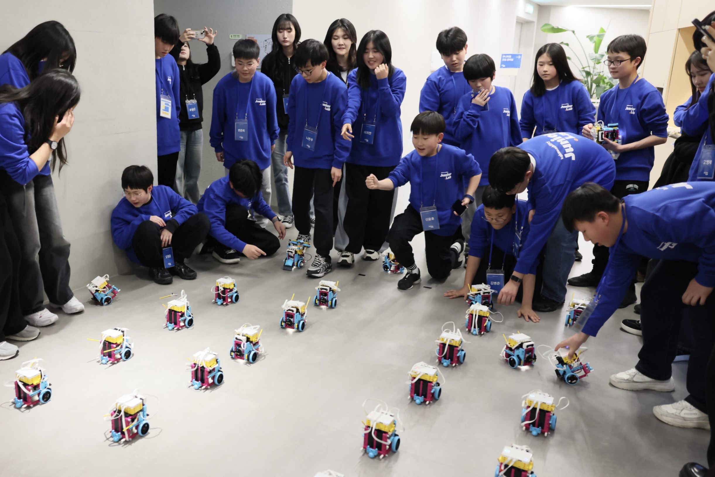 카카오모빌리티 주니어랩 5기에 참가한 학생들이 ‘라인 트레이서 릴레이 게임’을 하고 있다. 