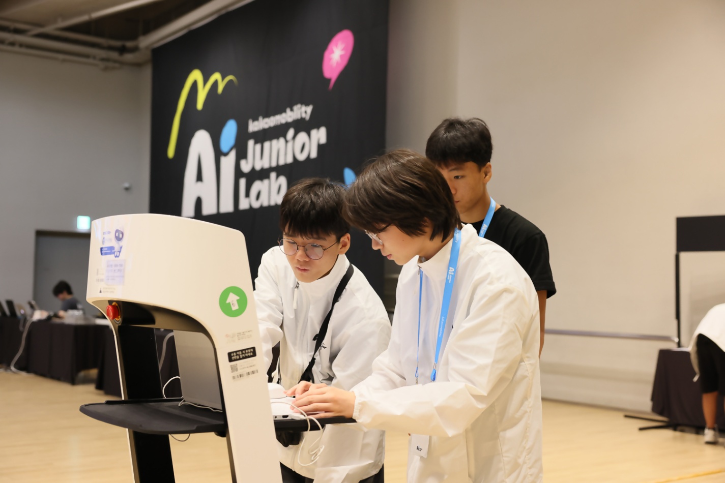 (사진 설명) AI 주니어랩 6기 참가 학생들이 서빙 로봇을 활용해 프로젝트를 준비하고 있다.