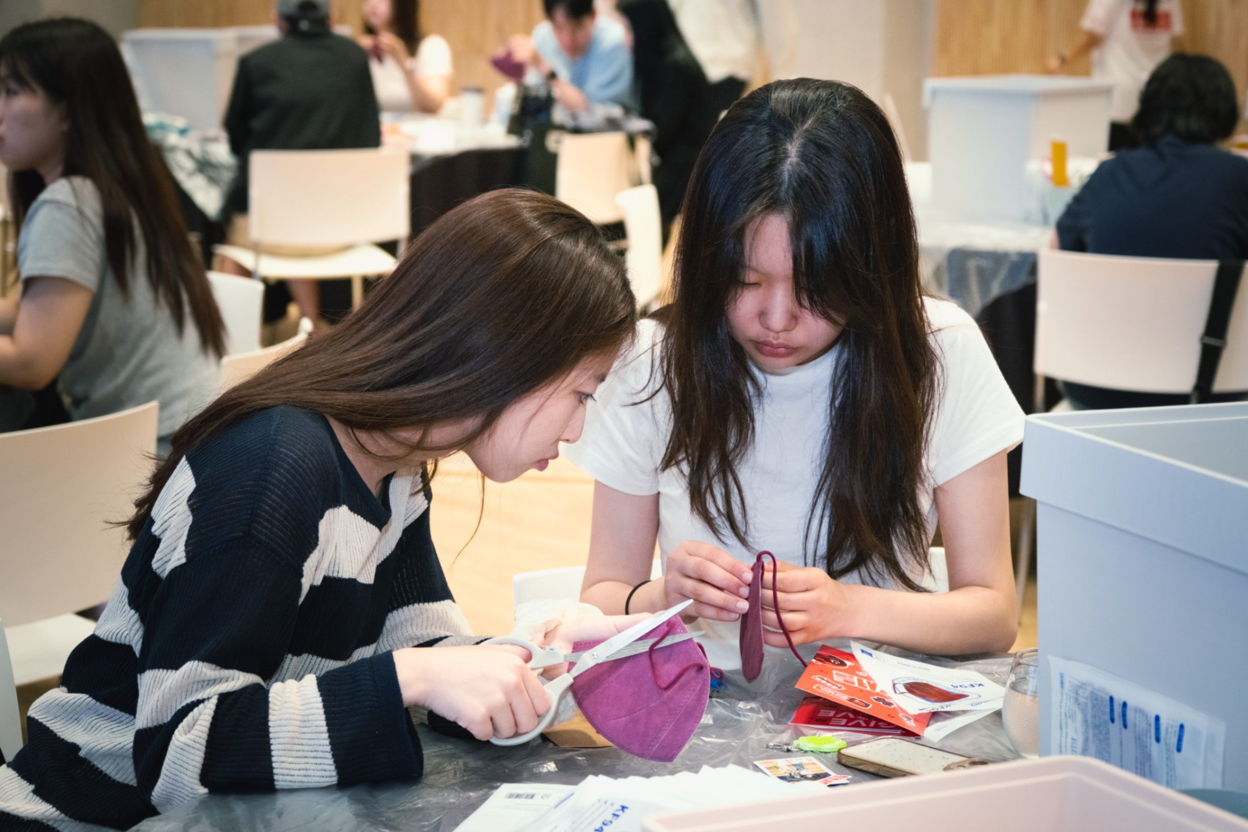 기버분들이 마스크 분리 작업 봉사활동을 하고 있습니다.