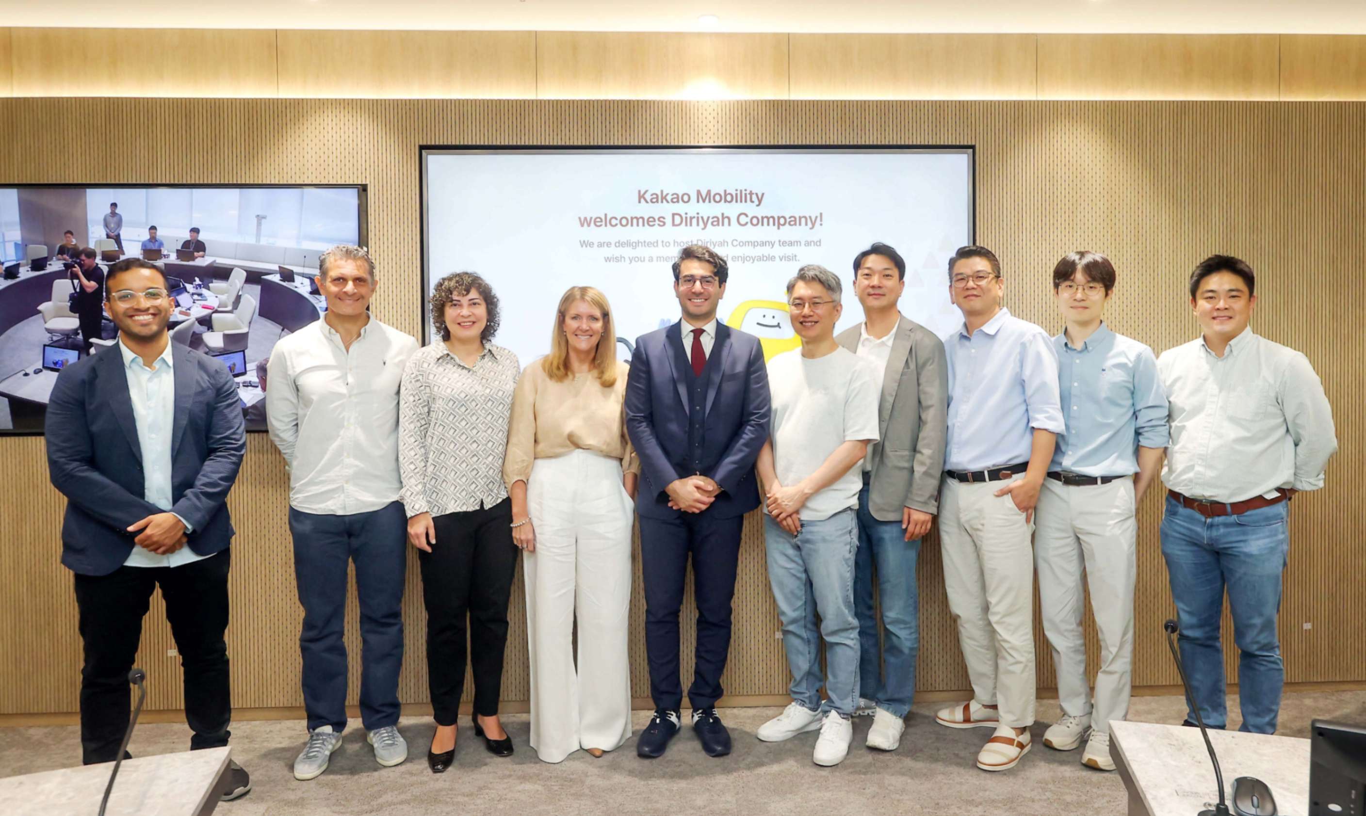  지난해 9월 카카오모빌리티 사옥을 방문한 디리야컴퍼니 관계자들이 류긍선 대표(사진 오른쪽 다섯 번째) 등 카카오모빌리티 관계자들과 함께 기념 촬영을 하고 있다.