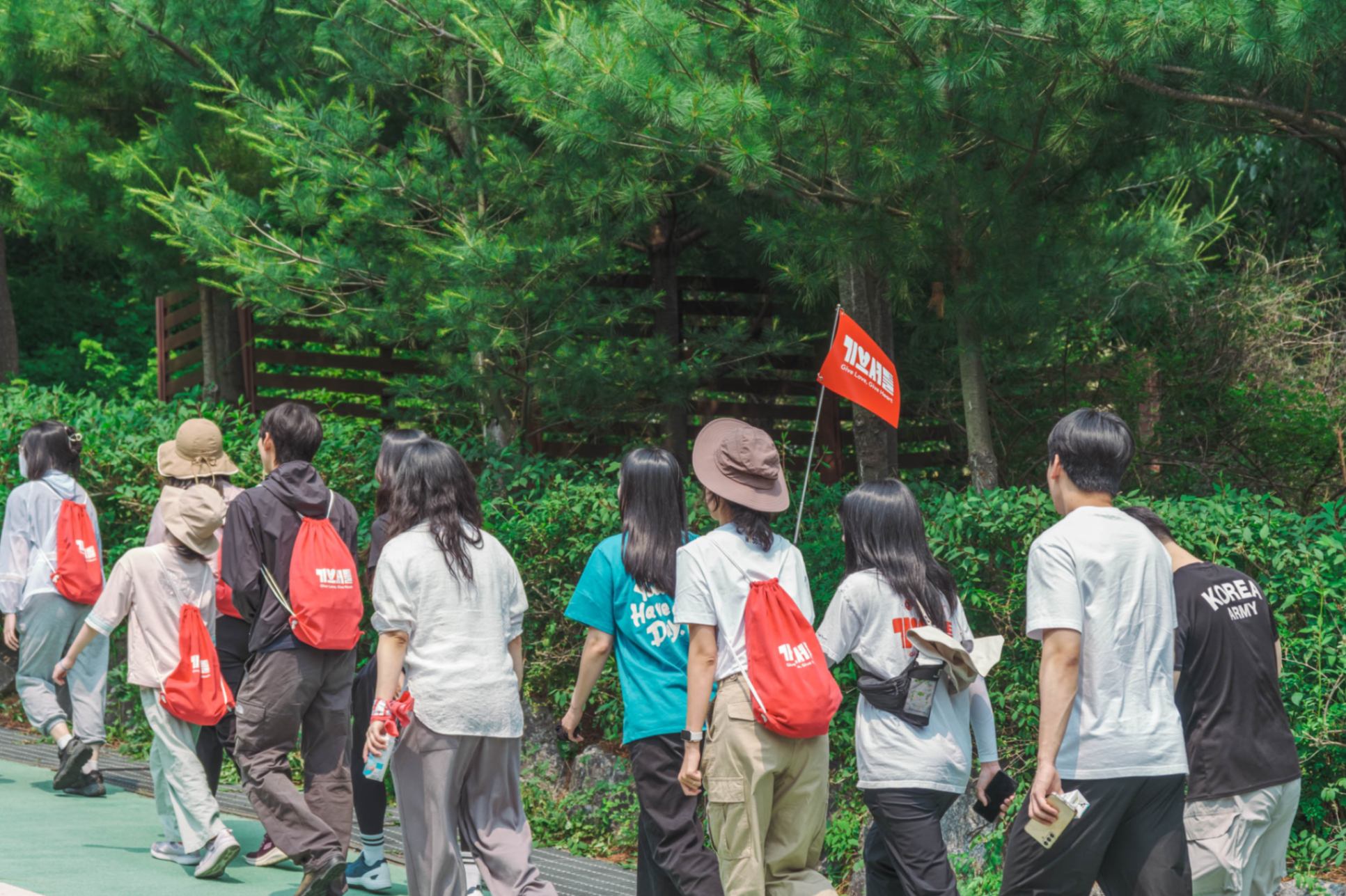 기버분들은 노을공원을 향해 걸어가고 있습니다.