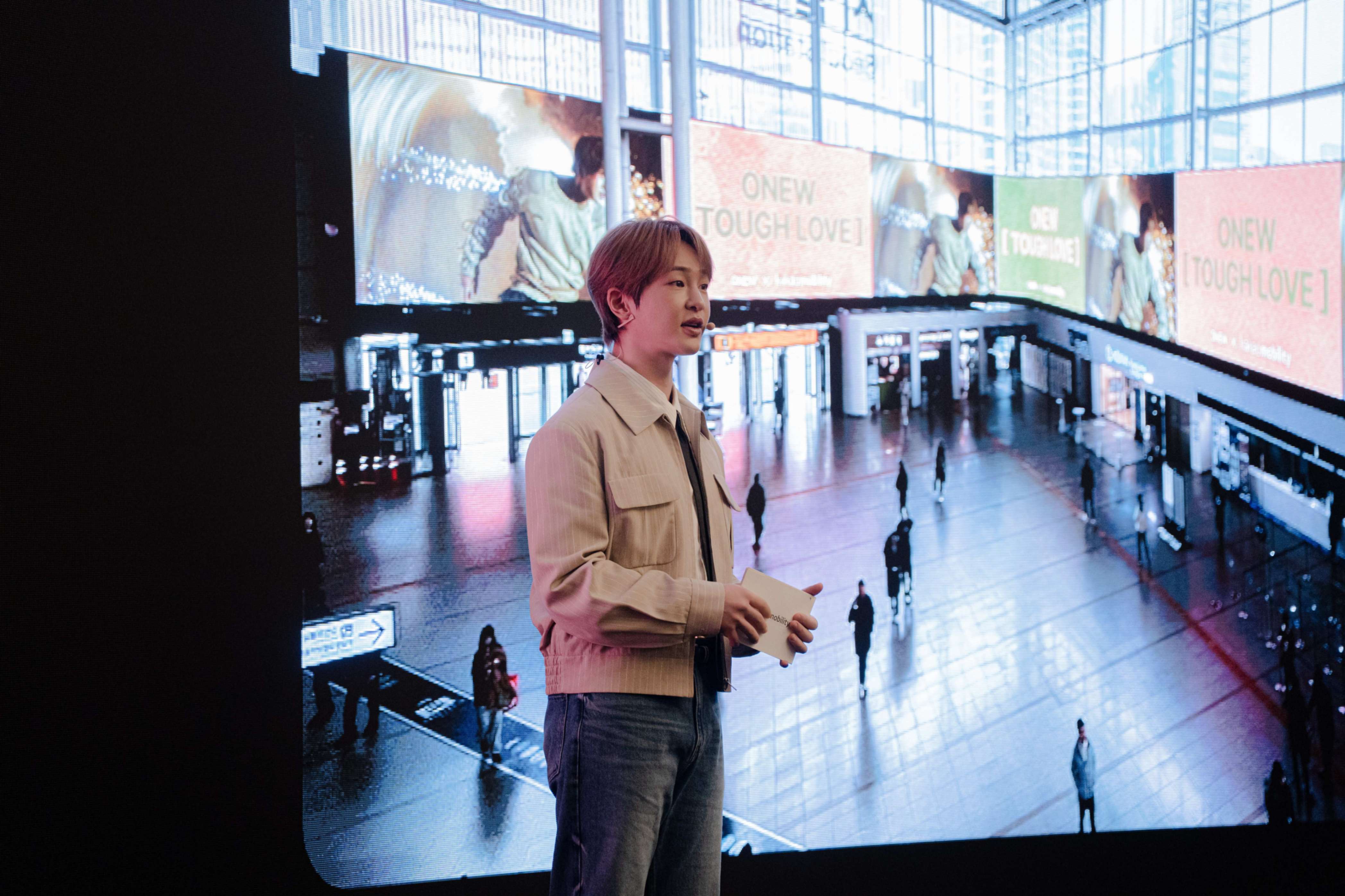 지난 29일 서울 여의도 콘래드 호텔에서 열린 카카오모빌리티 광고 컨퍼런스인 ‘2026 MEDIA DAY: SHIFT -Now Platform’에 샤이니 멤버 온유(ONEW)가 카카오모빌리티와의 광고 캠페인 경험을 소개하고 있다.
