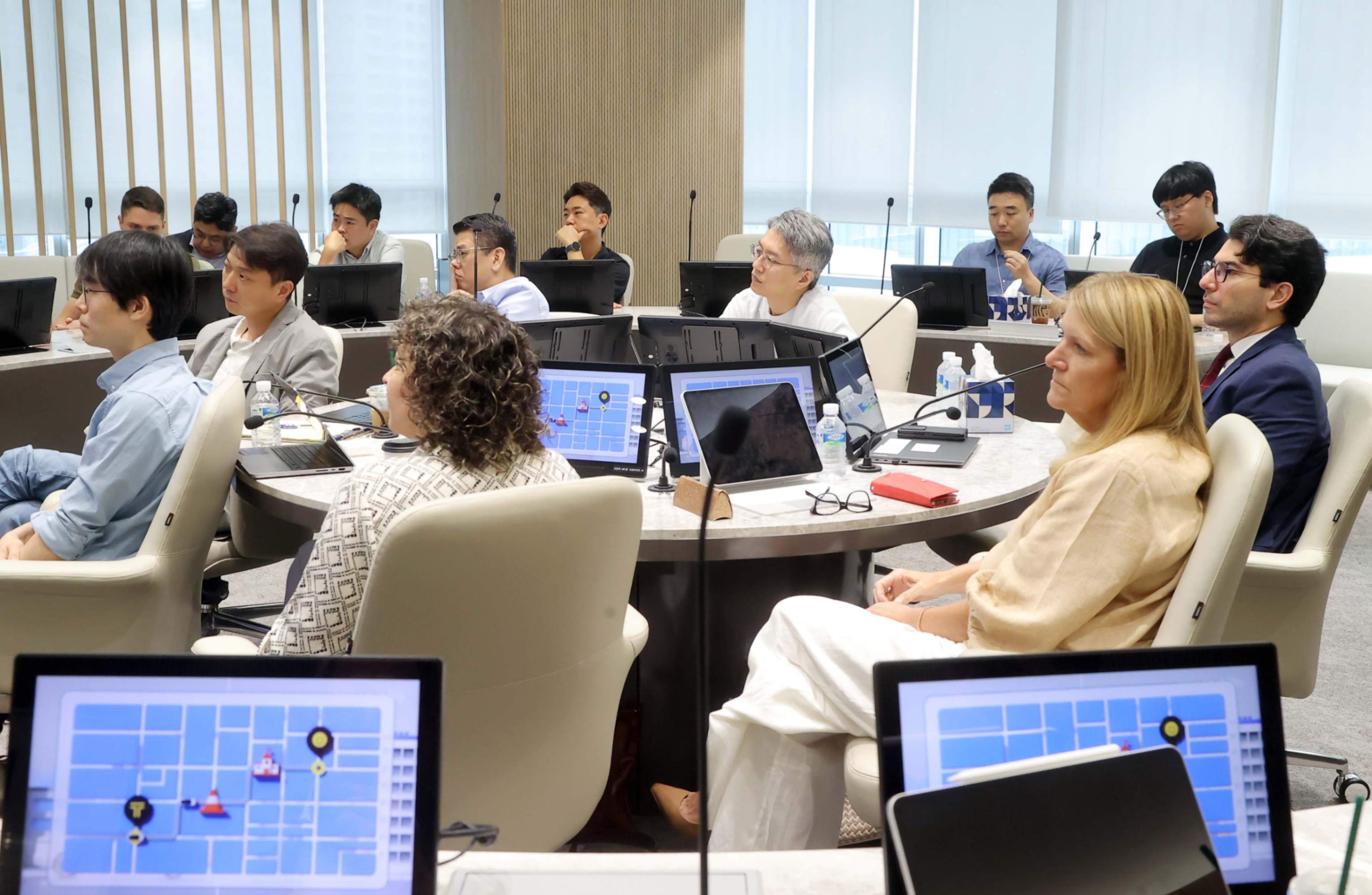 지난해 9월 카카오모빌리티 사옥을 방문한 디리야컴퍼니 관계자들이 류긍선 대표(사진 뒷줄 가운데) 등 카카오모빌리티 관계자들과 함께 카카오모빌리티의 기술 및 서비스에 대한 설명을 듣고 있다.