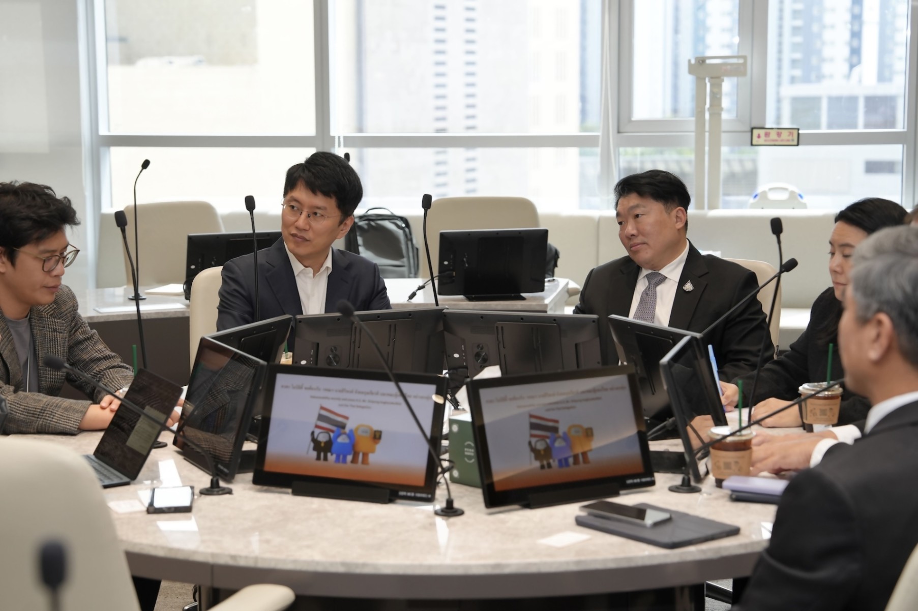 사진 중앙 왼쪽부터 류긍선 카카오모빌리티 대표, 시리퐁 앙카사쿨키앗(Siripong Angkasakulkiat) 태국 교통부 차관