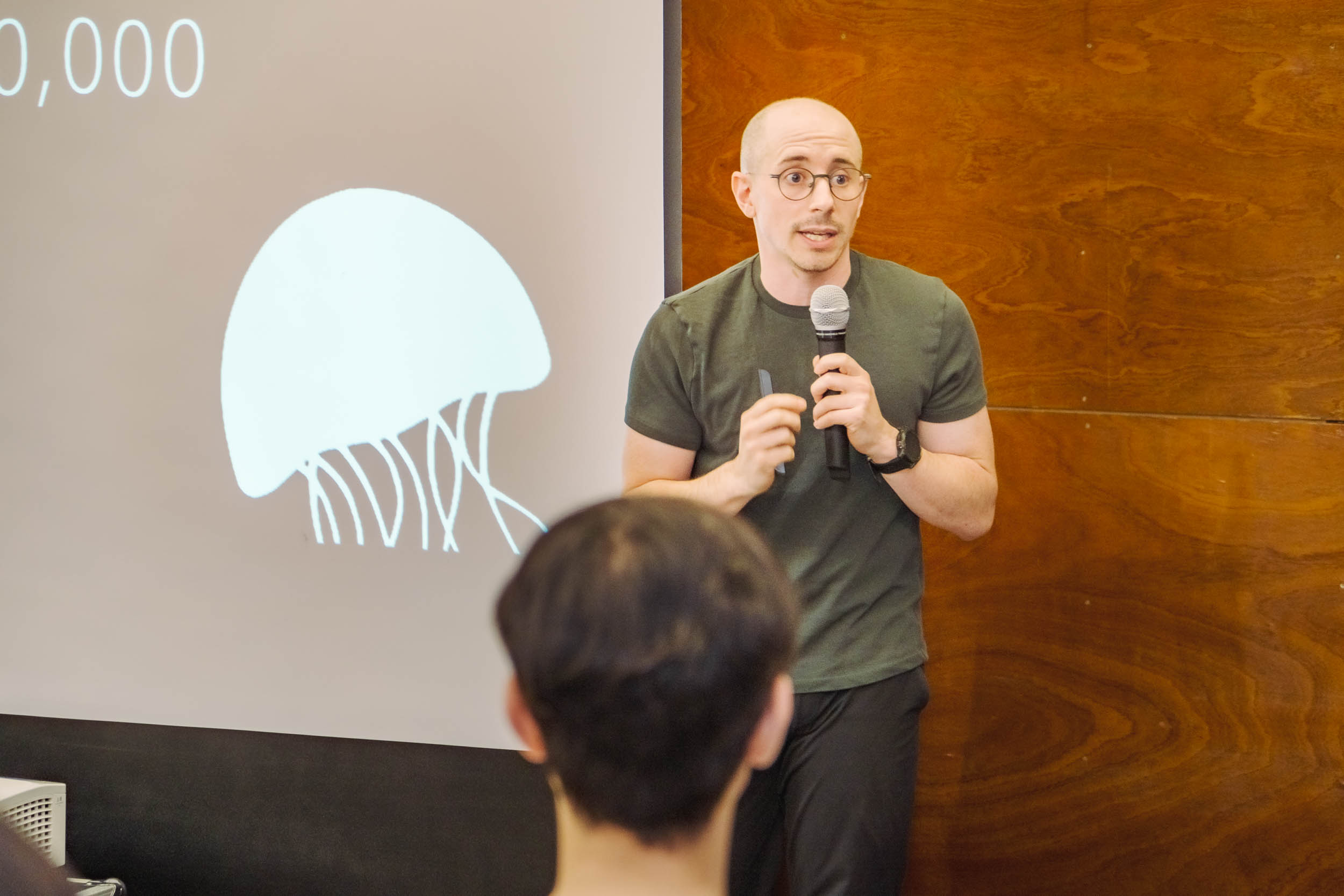 타일러 연사께서 기버분들 앞에서 기후 위기 관련 강연을 하고 있습니다.