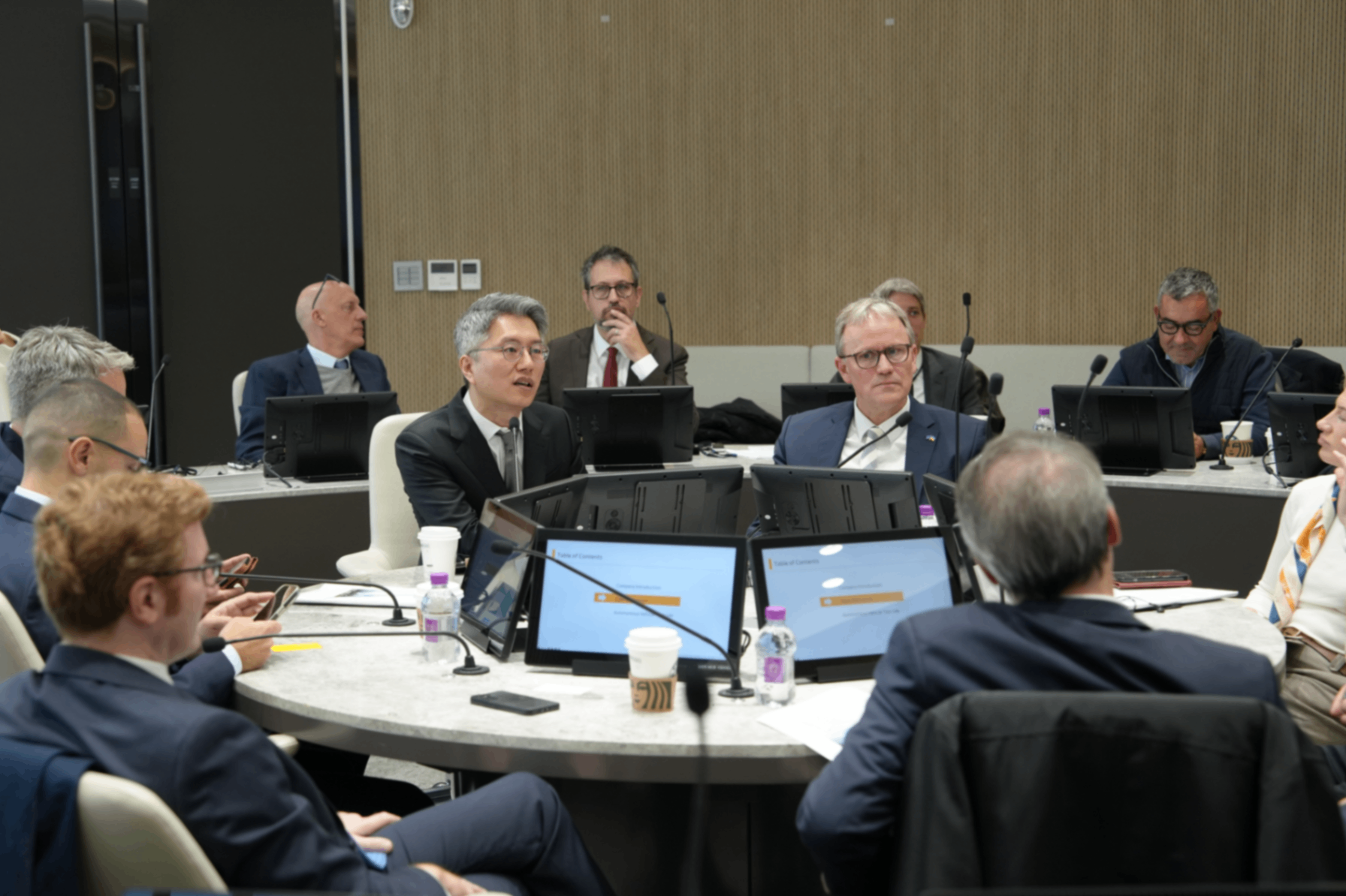 사진 중앙 왼쪽부터 류긍선 카카오모빌리티 대표, 옌스 기에세케 유럽의회 교통관광위원회 대표단장